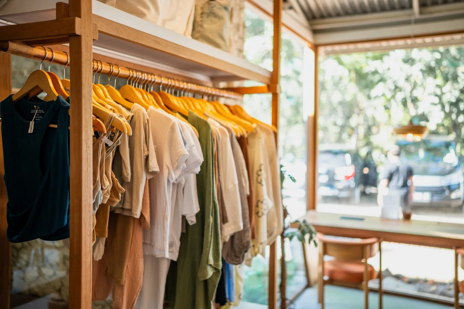 Kleidung im Shop des Alchemy Uluwatu