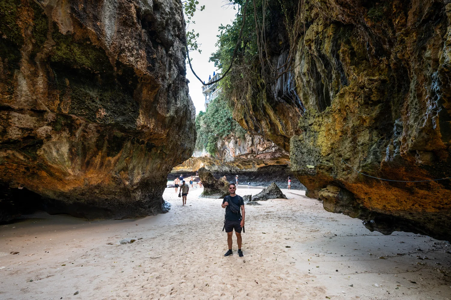 Ich in der Felsspalte am Blue Point Beach und Uluwatu Beach bei Ebbe