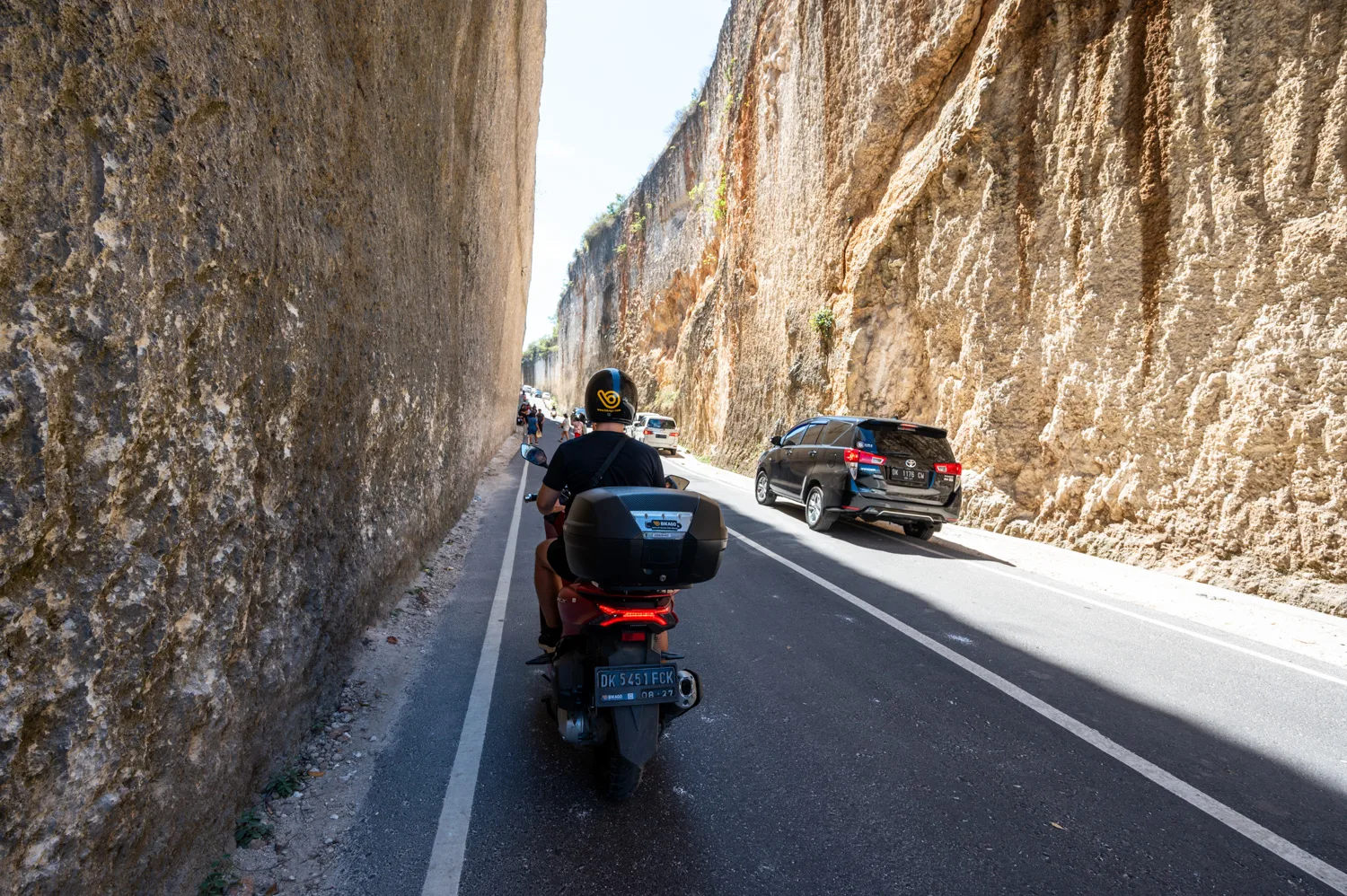 Ich fahre mit dem Roller durch das Tanah Barak Cliff
