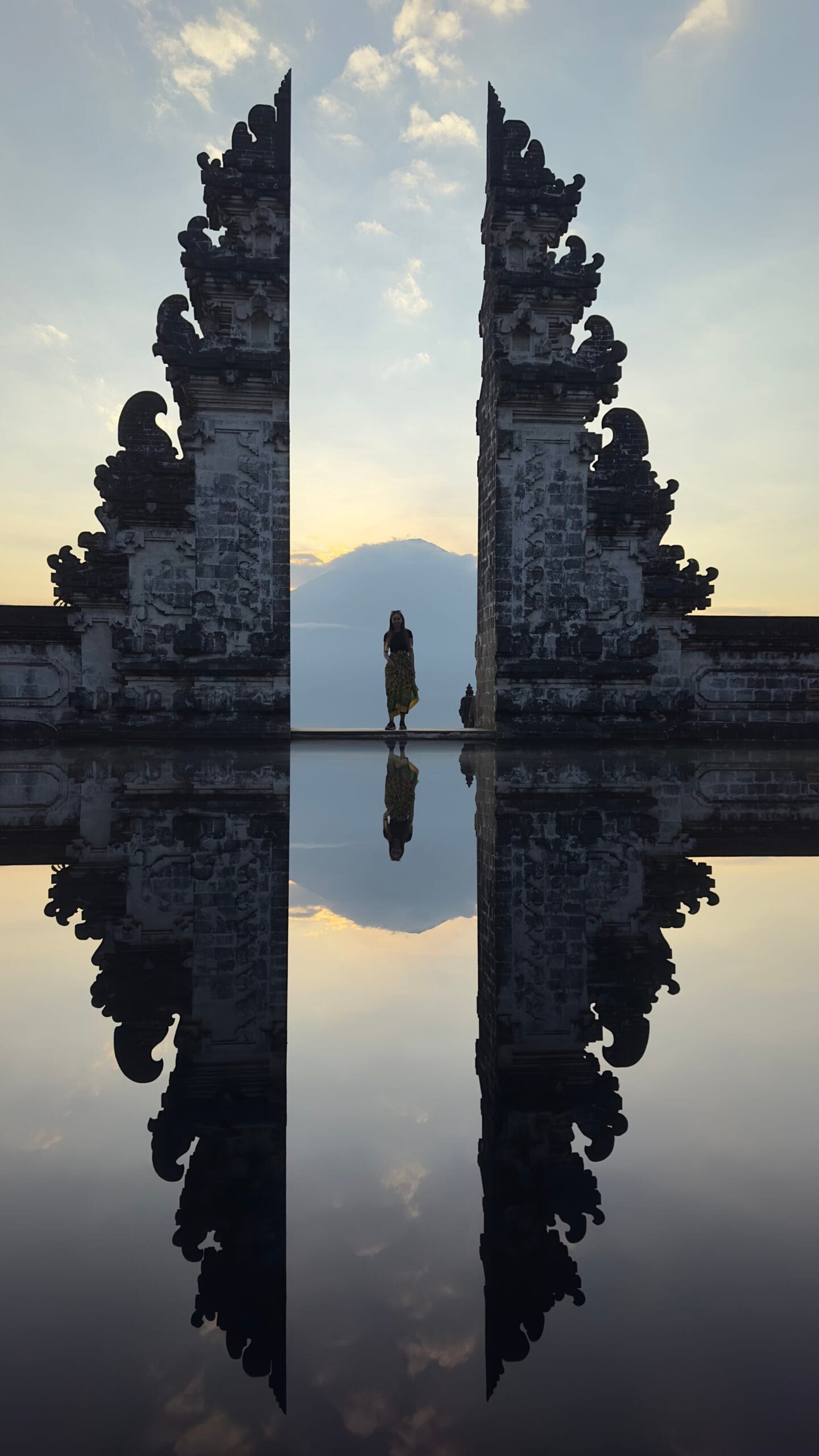 Vanessa Mosch steht im Himmelstor des Pura Lempuyang auf Bali