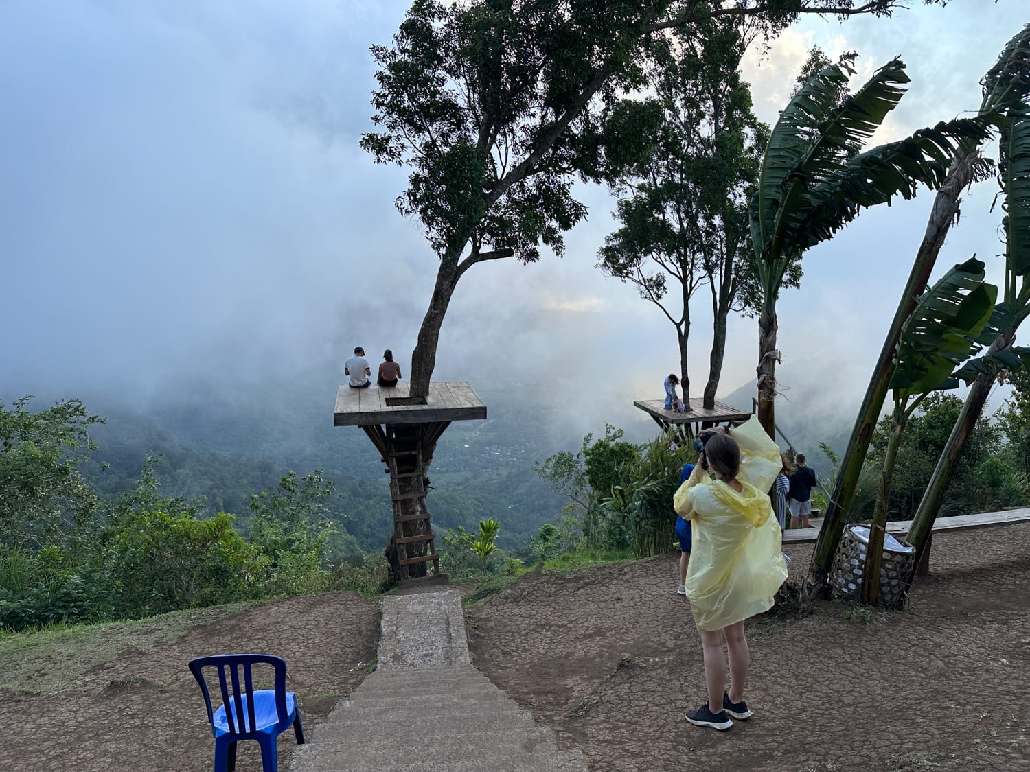 Vanessa Mosch fotografiert ein Paar am Fotospot Lahangan Sweet während dichte Wolken den Vulkan Agung verdecken