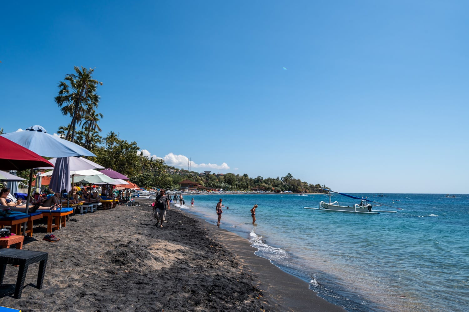 Sonnenliegen am Lipah Beach in Amed auf Bali