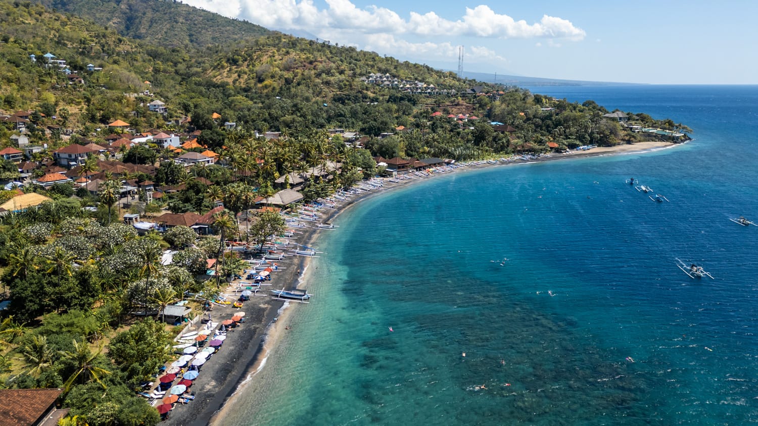 Drohnenfoto des Lipah Beach in Amed auf Bali