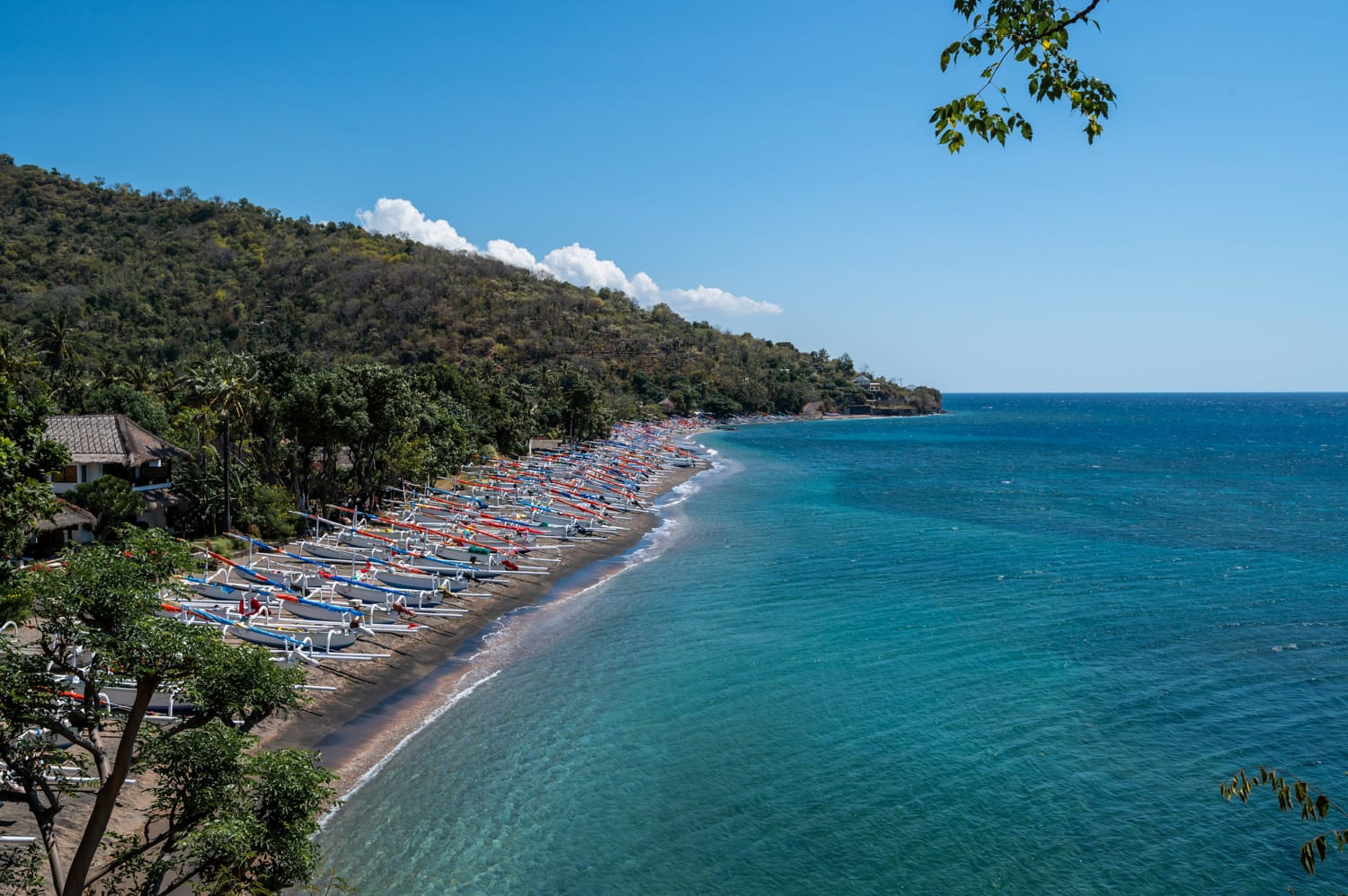 Hunderte Jukung Boote an einem Strand in Amed auf Bali