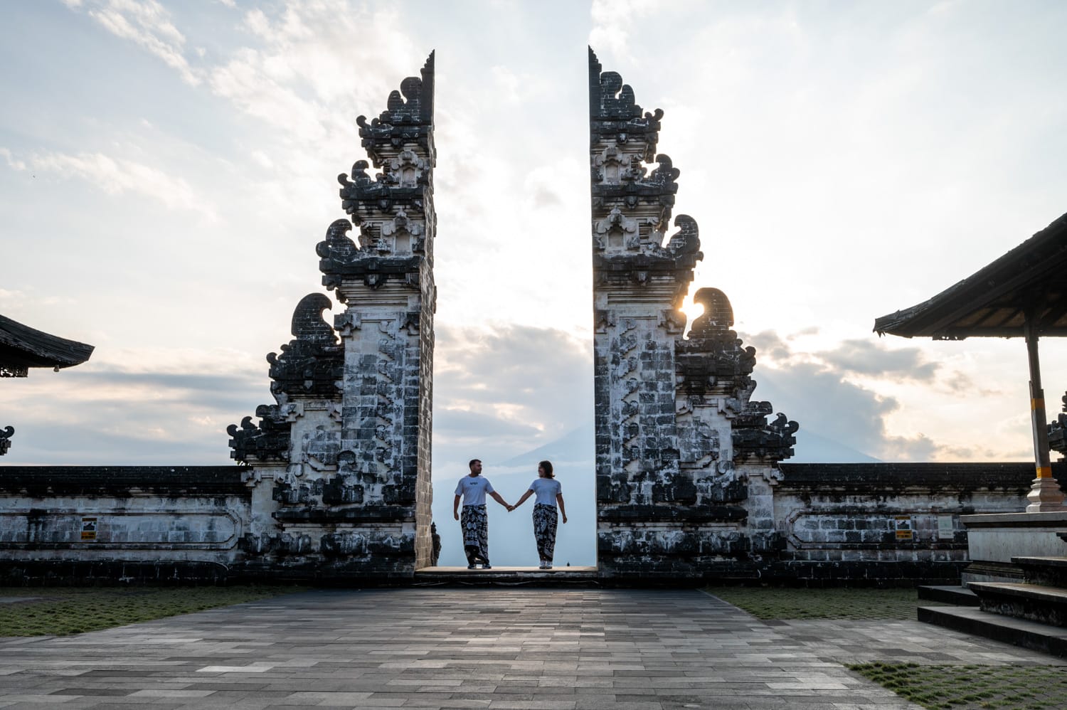 Paar posiert im Himmelstor des Pura Lempuyang auf Bali