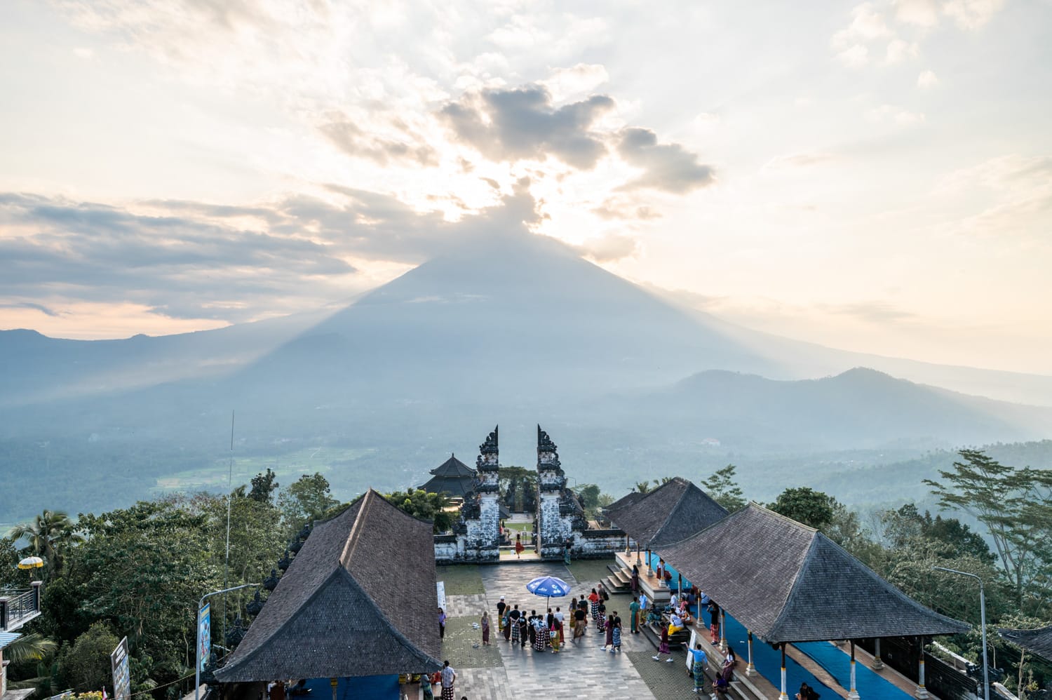 Ausblick im Pura Lempuyang auf den Vulkan Gunung Agung und das Himmelstor