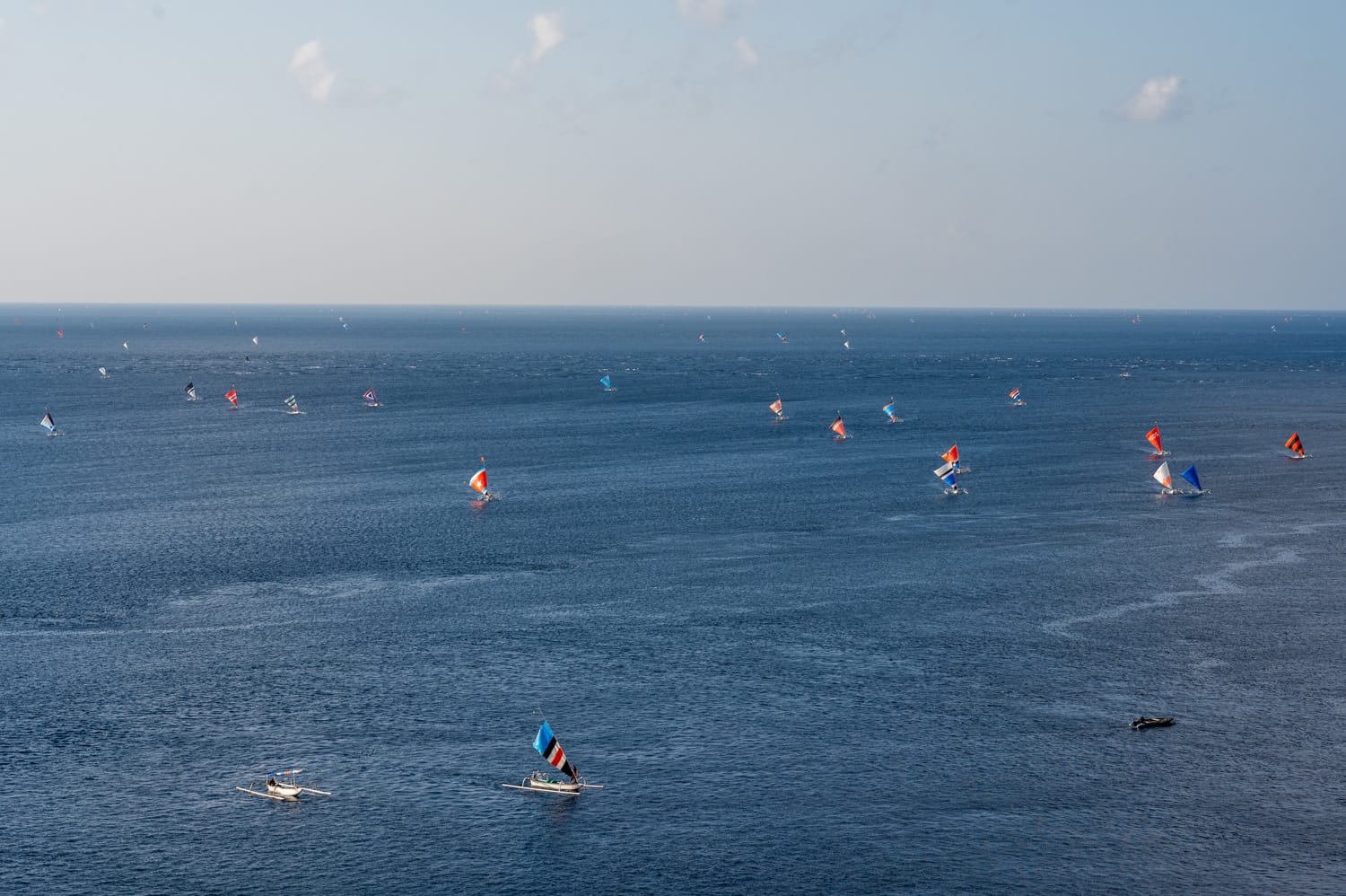 Hunderte Fischerboote mit bunten Segeln beim Blick vom Gili Selang Viewpoint in Amed auf Bali