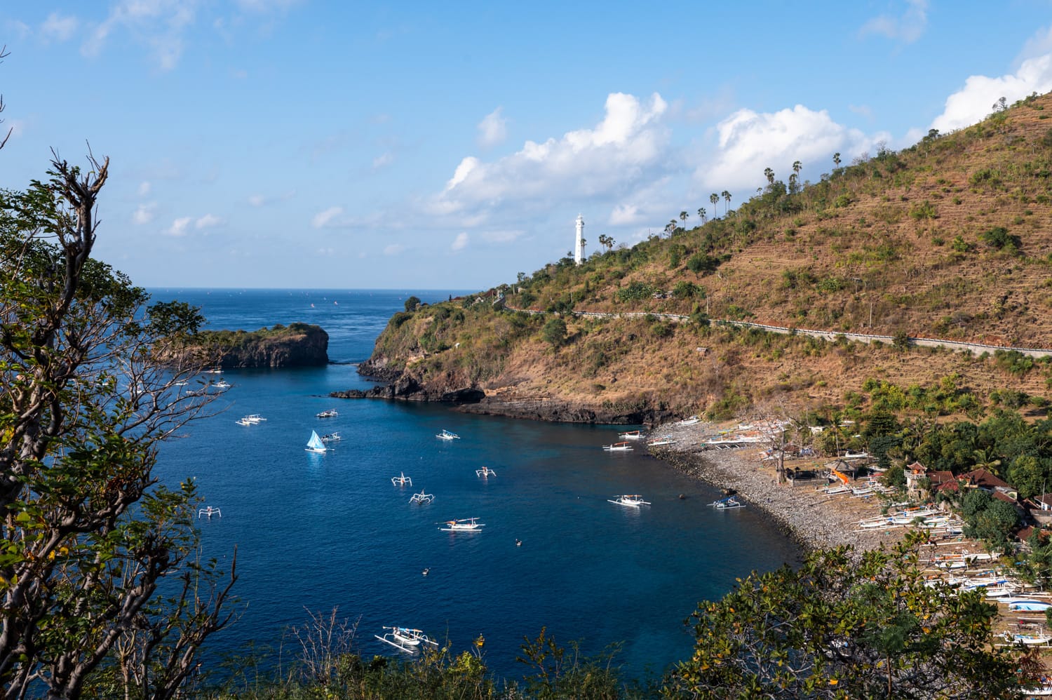 Blick vom Gili Selang Viewpoint in Amed auf Bali auf Fischerboote am Morgen