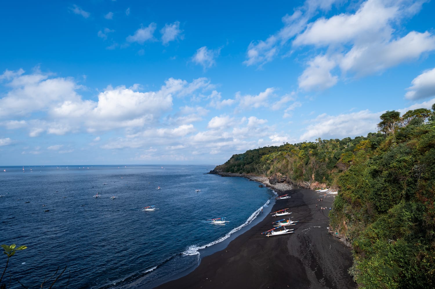 Schwarzer Sand und Fischerboote am Pantai Pasir Hitam an Balis Ostküste