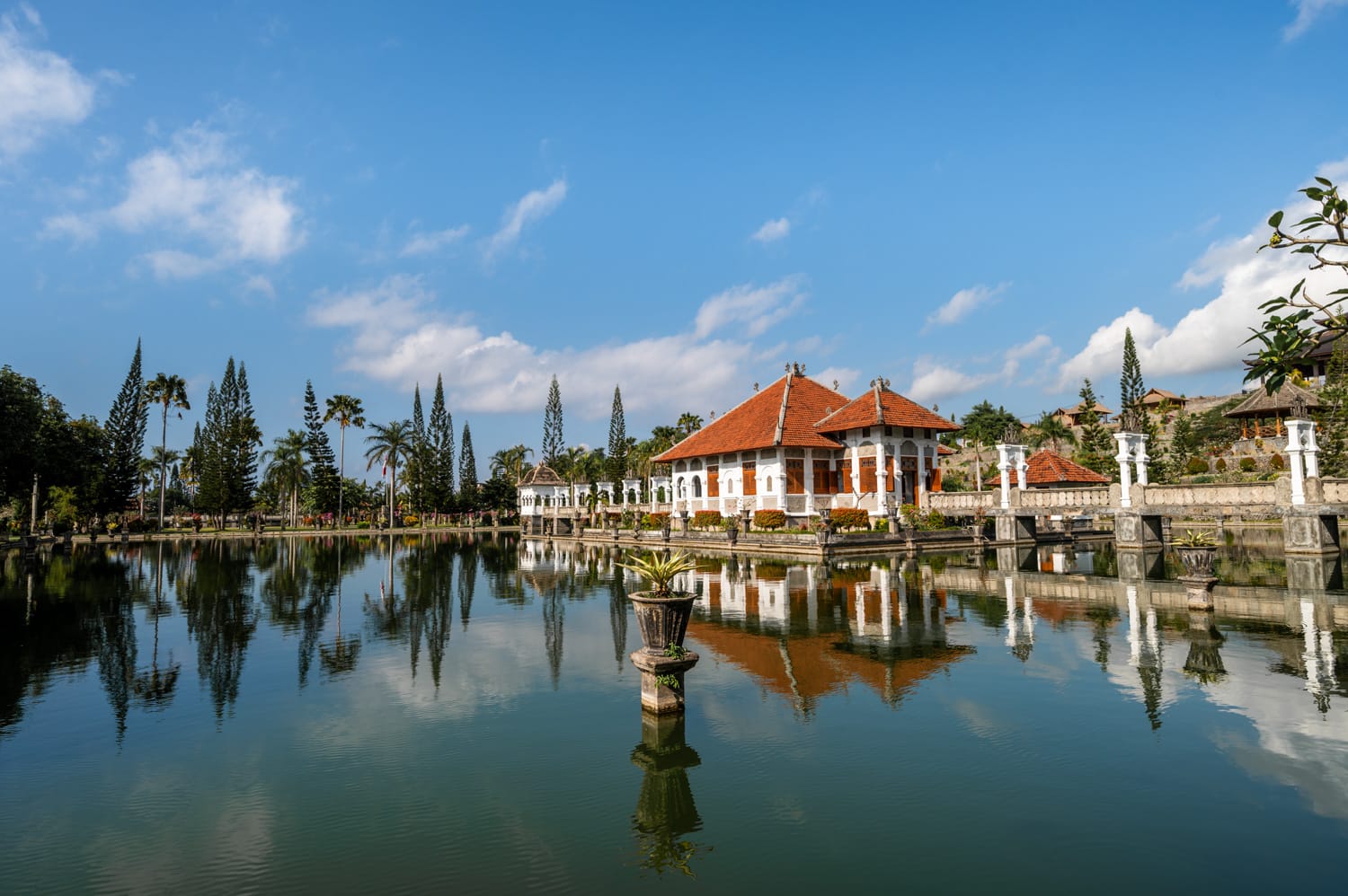 Wasserbecken des Taman Ujung Wassertempels auf Bali