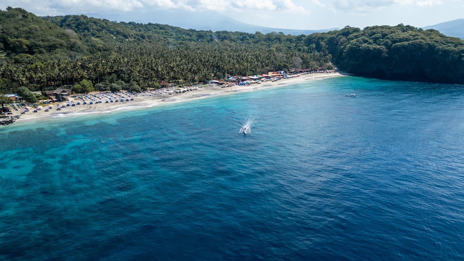 Drohnenfoto des Virgin Beach auf Bali
