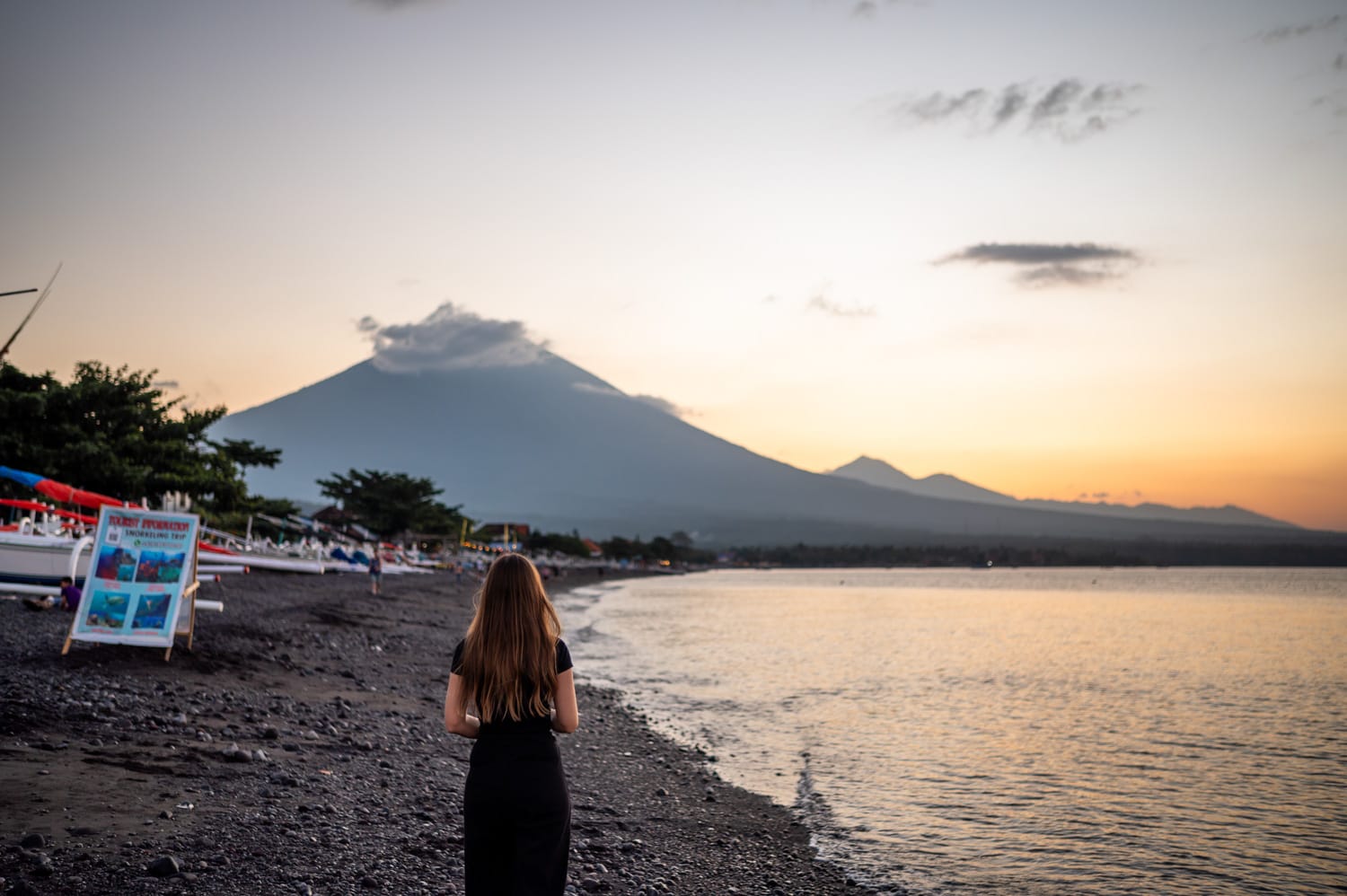 Vanessa Mosch spaziert zum Sonnenuntergang in Amed entlang des Strande