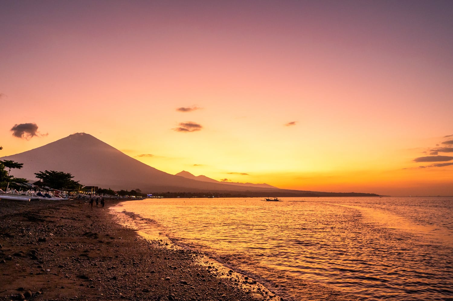 Sonnenuntergang hinter dem Agung während eines Spazierganges am Amed Beach