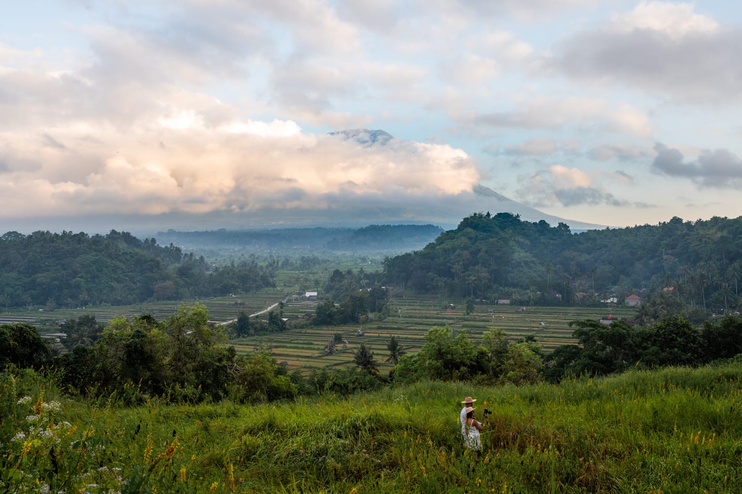 Sonnenaufgang am Bukit Cinta mit Ausblick auf den Vulkan Agung