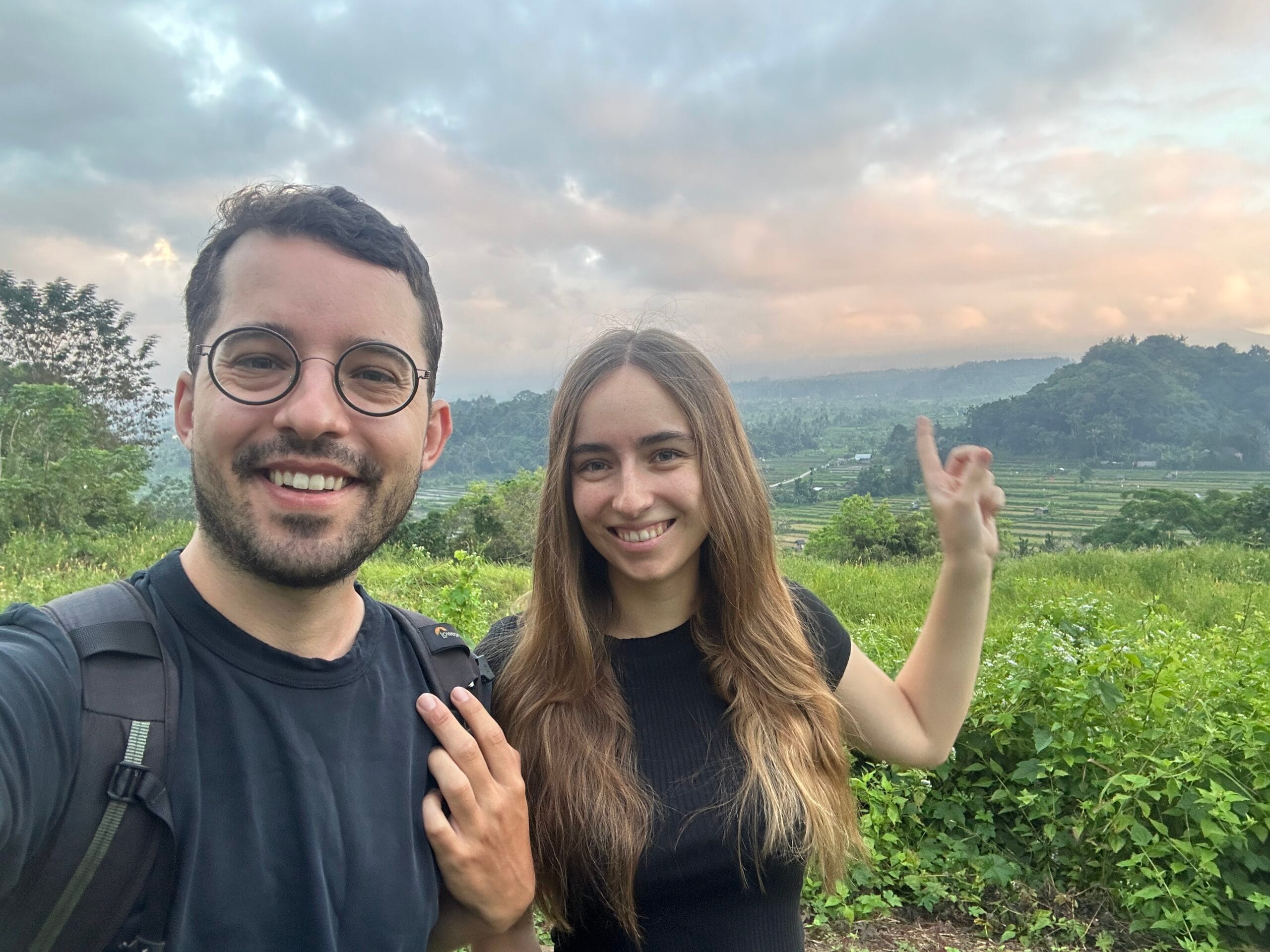 Vanessa Mosch und Nils Alexander Kemna stehen am Aussichtspunkt Bukit Cinta auf Bali