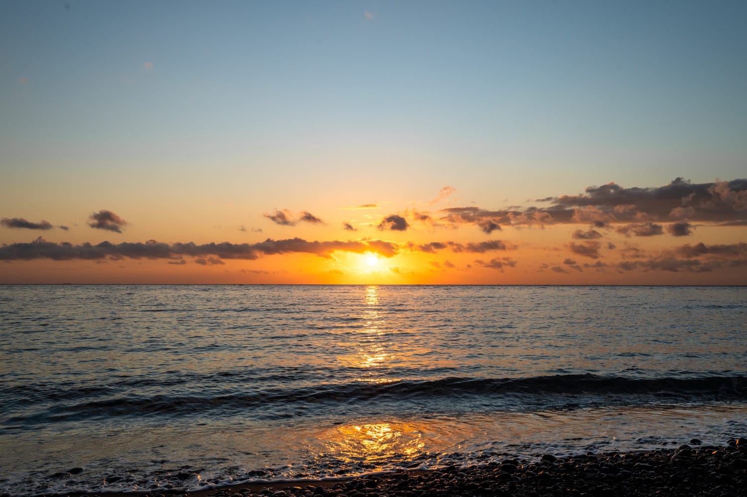 Sonnenaufgang an Ameds Küste in Balis Osten