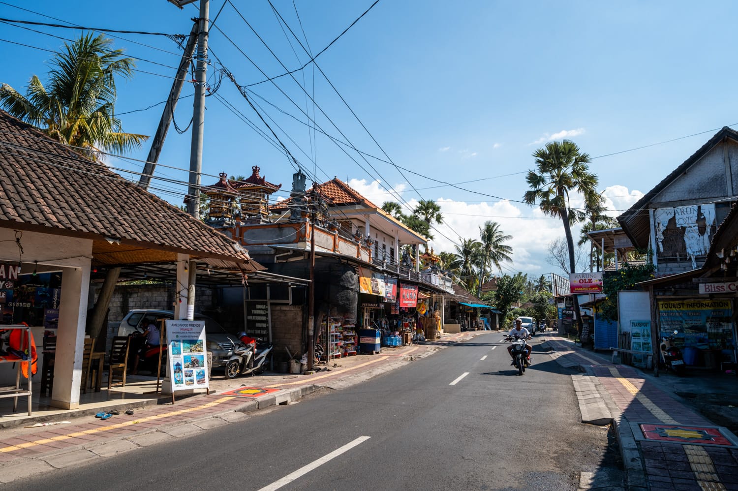 Roller fährt entlang der Hauptstraße von Amed auf Bali