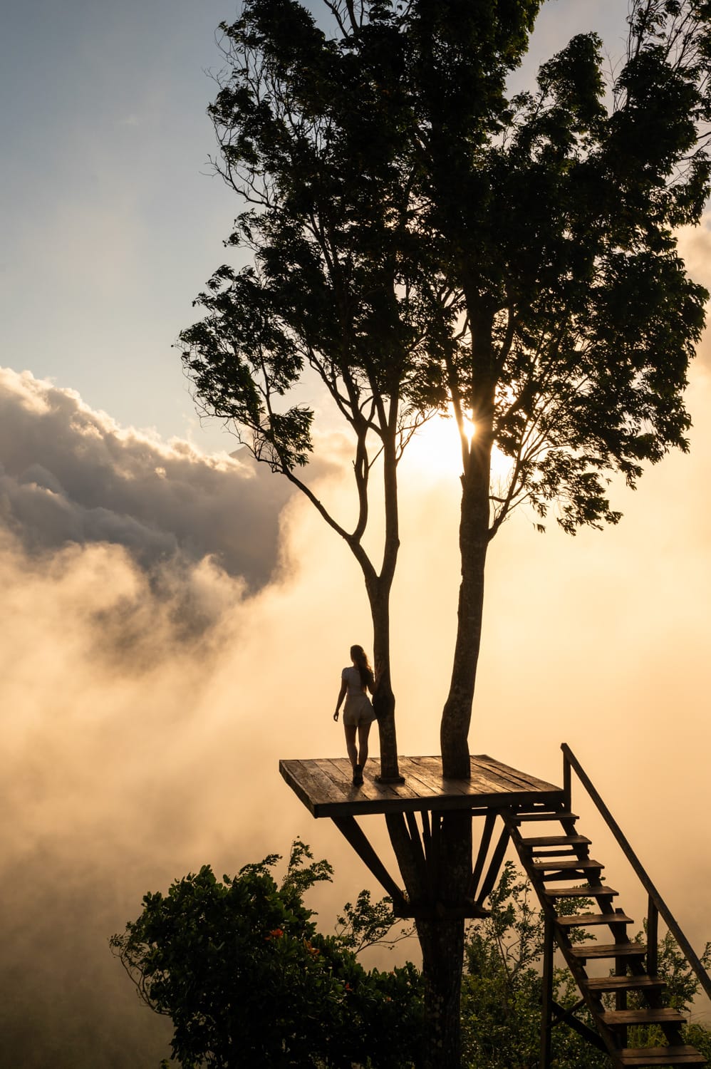 Vanessa Mosch wird am Aussichtspunkt Lahangan Sweet auf Bali fotografiert