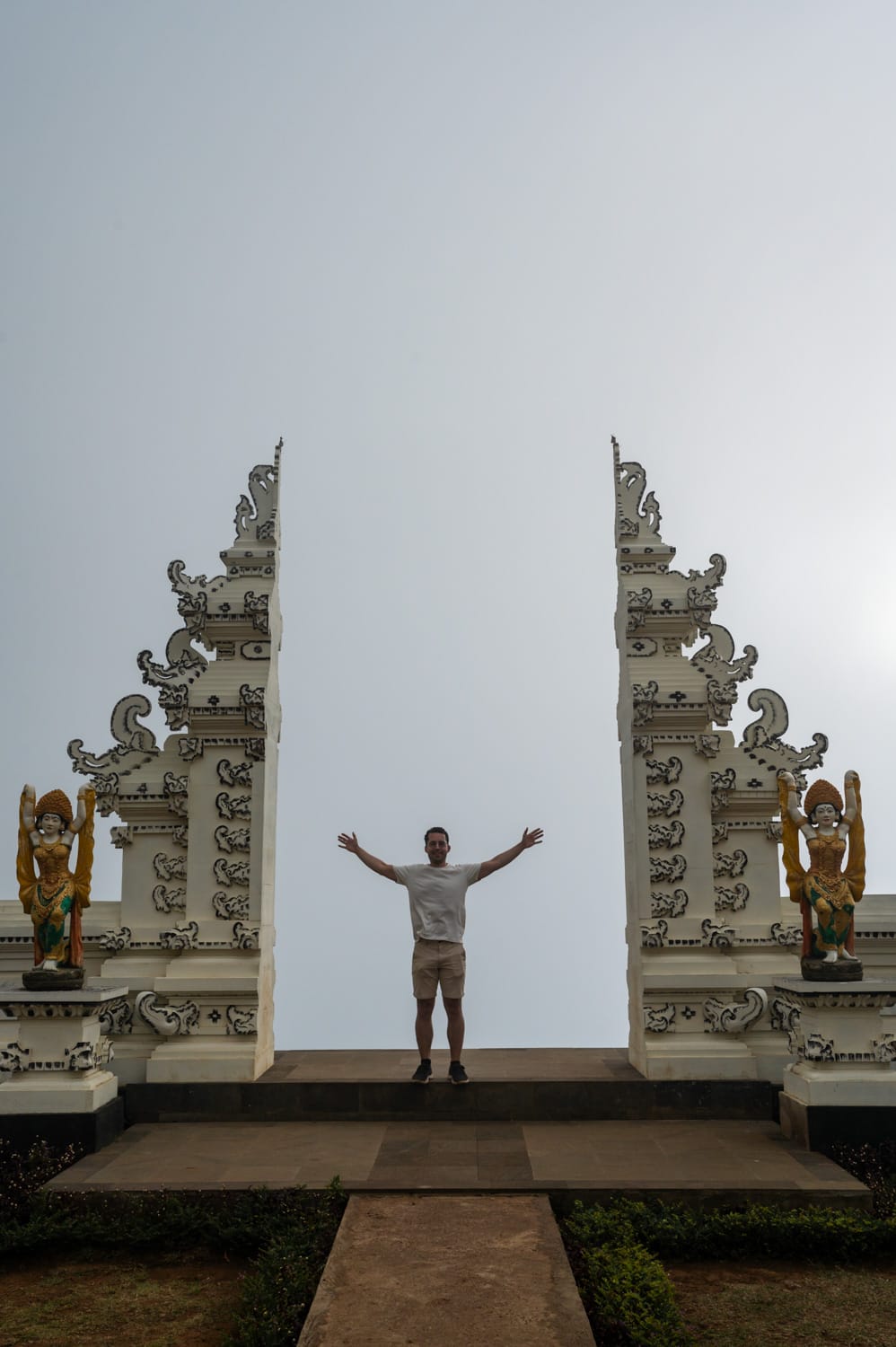 Nils Alexander Kemna macht ein Foto am Aussichtspunkt Lahangan Sweet in Balis Osten