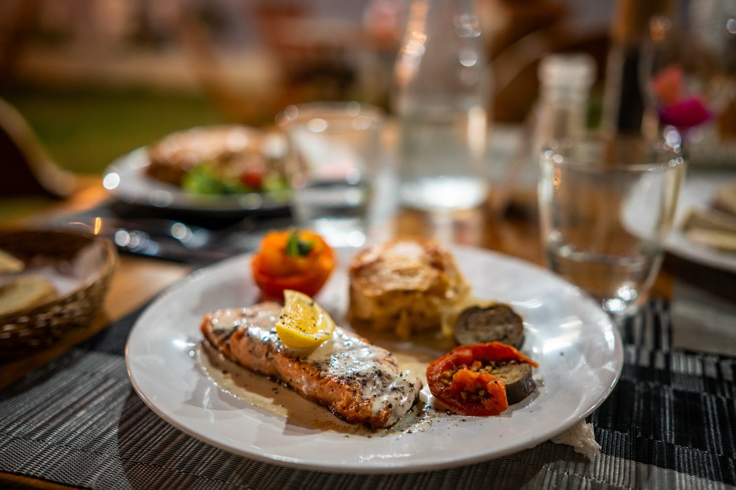 Lachsfillet beim Abendessen im Le Bistrot in Amed auf Bali