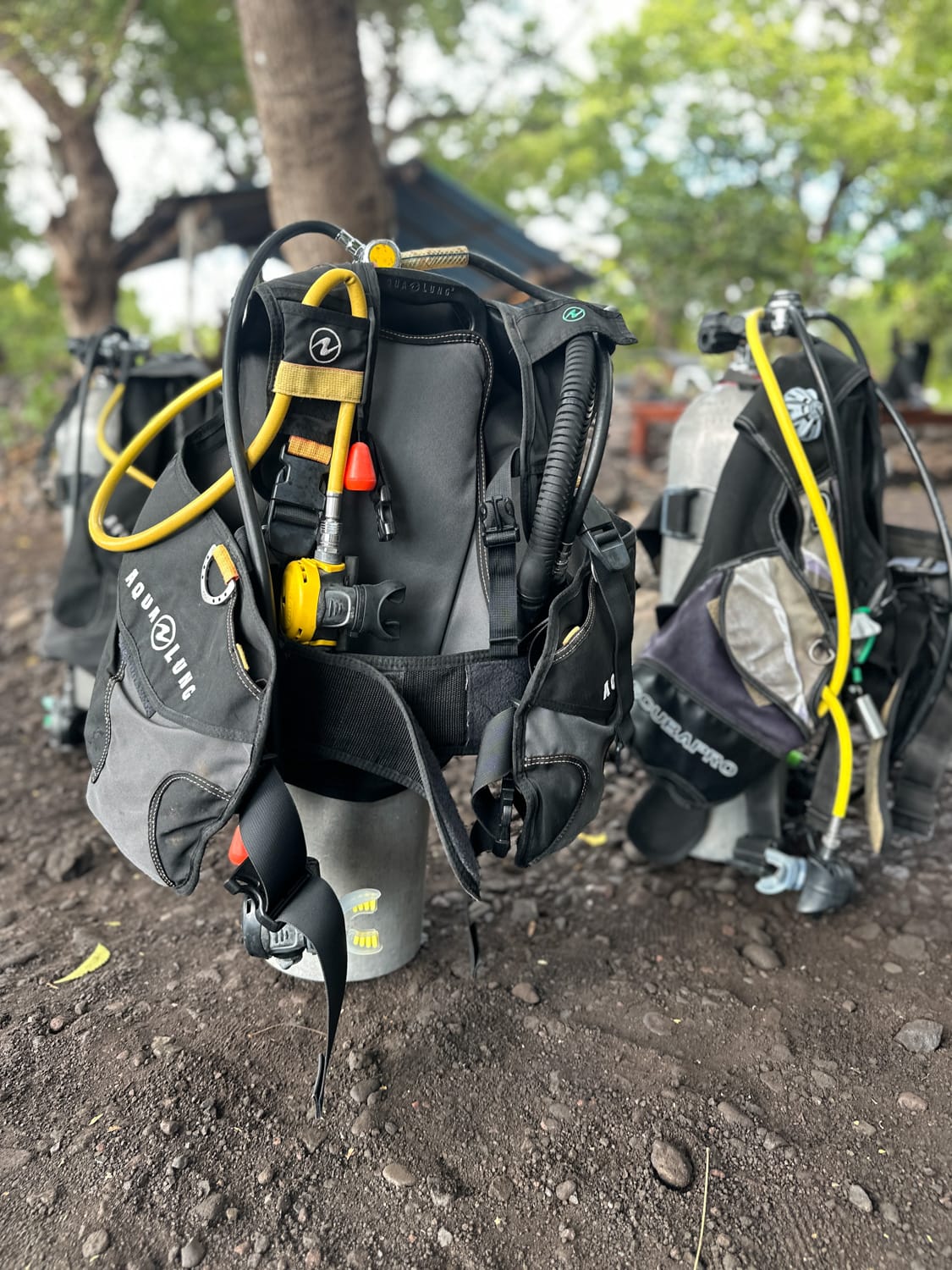 Ausrüstung eines Gerätetauchers am Strand in Tulamben bei Amed auf Bali