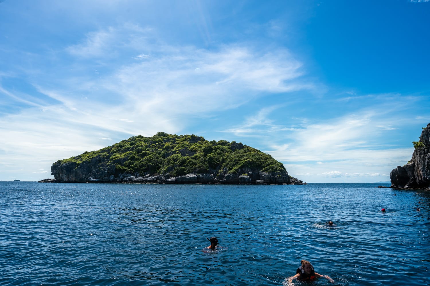 Ang Thong Nationalpark (1) Blick vom Schnellboot auf Touristen, die im Meer vor der Insel Ko Wao Noi im Ang Thong Nationalpark schnorcheln