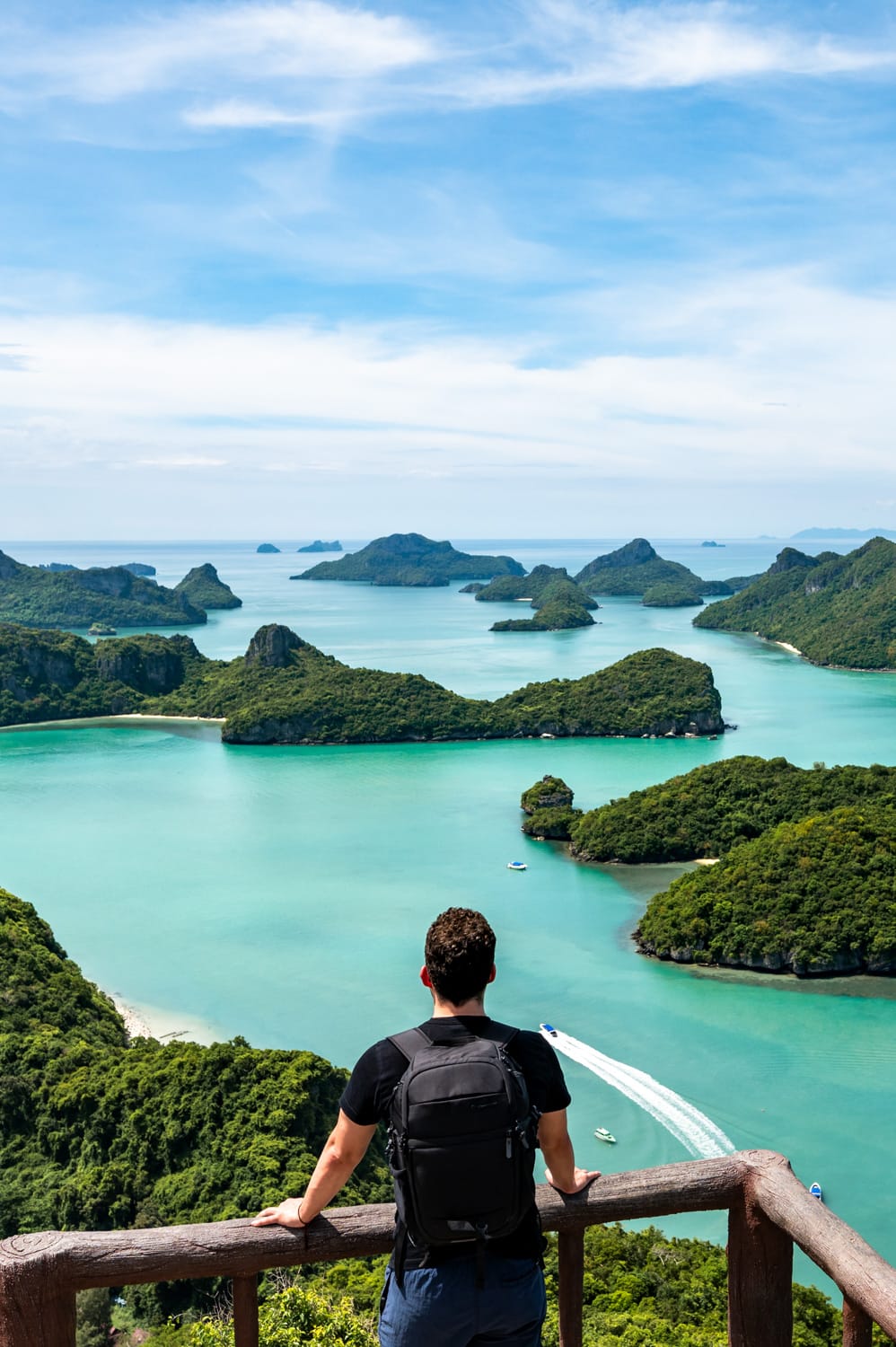 Ang Thong Nationalpark (12) Nils Alexander Kemna blickt vom Pha Jun Jaras Viewpoint auf die Inseln des Ang Thong Nationalparks in Thailand