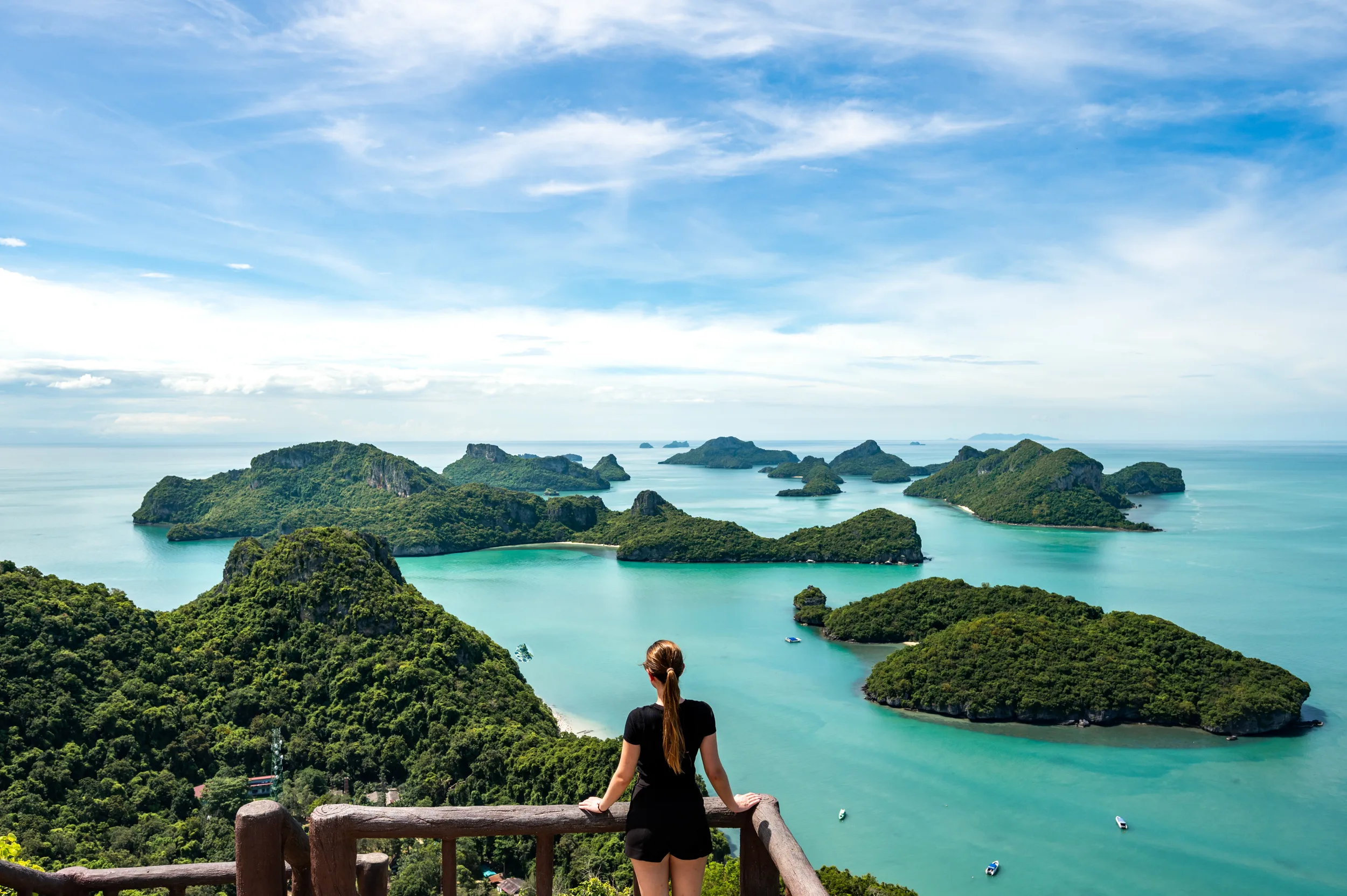Vanessa Mosch blickt vom Pha Jun Jaras Viewpoint auf die Inseln des Ang Thong Nationalparks auf einem Ausflug von Koh Samui