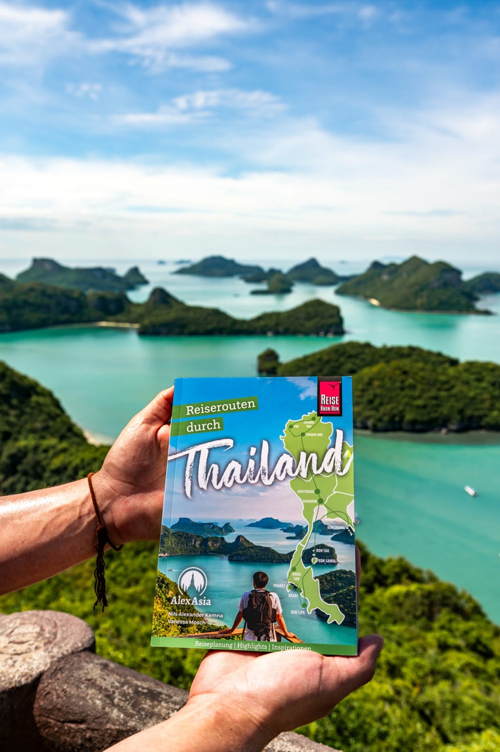 Ang Thong Nationalpark (16) Nils Alexander Kemna zeigt seinen Reiseführer "Reiserouten durch Thailand" aus dem Reise Know-How Verlag am Pha Jun Jaras Viewpoint in die Kamera, um zu zeigen, dass das Titelbild am gleichen Ort aufgenommen wurde