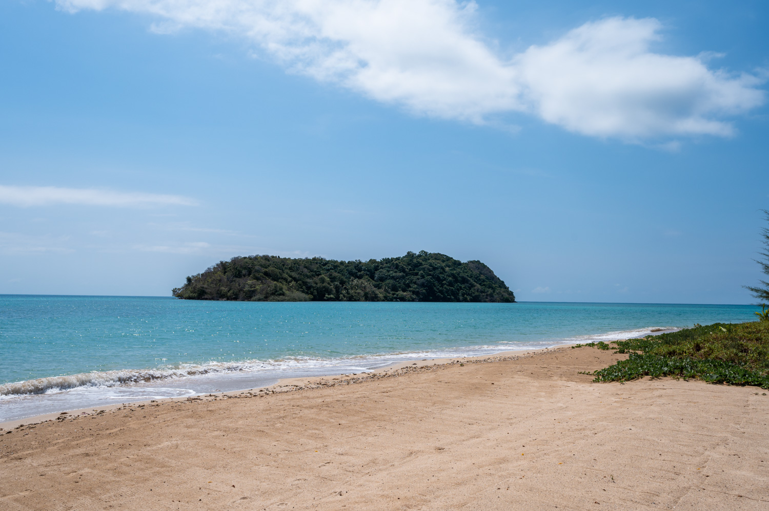 Ao Kao Beach Koh Mak Hotels (4) Strand mit Ausblick auf Ko Rayang Nai am Big Easy Resort auf Koh Mak