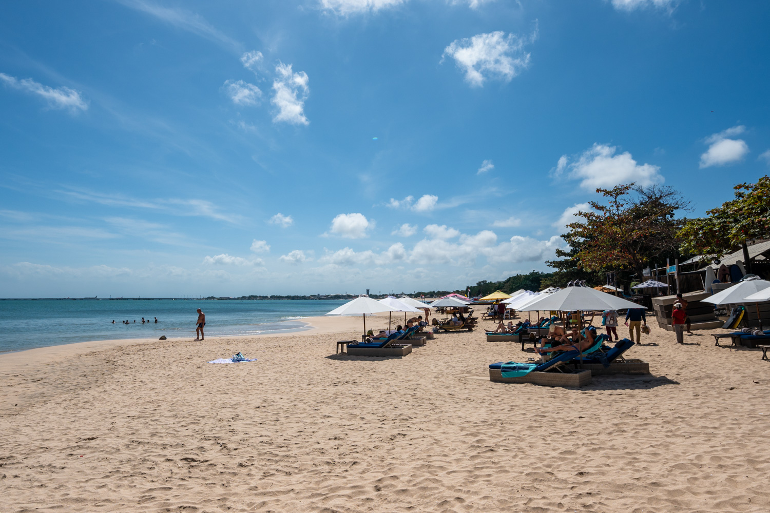 Ausflug zum Jimbaran Beach (1) Urlauber baden im flachen Wasser des Jimbaran Beach