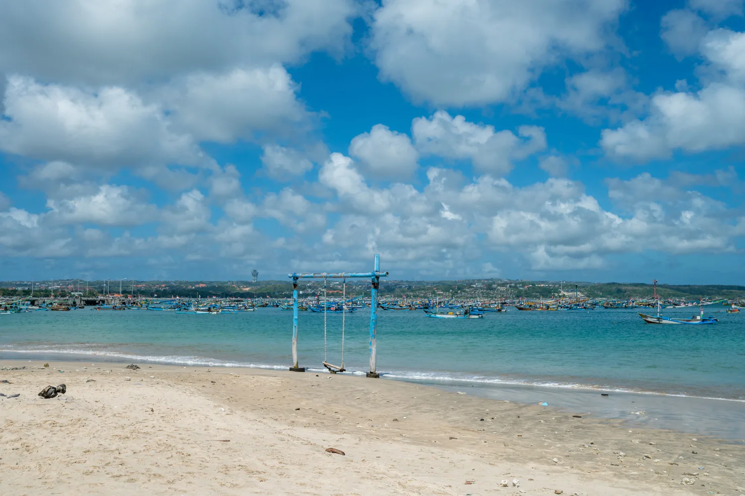 Viele Fischerboote am Kedonganan Beach im Norden der Bucht des Jimbaran Beach