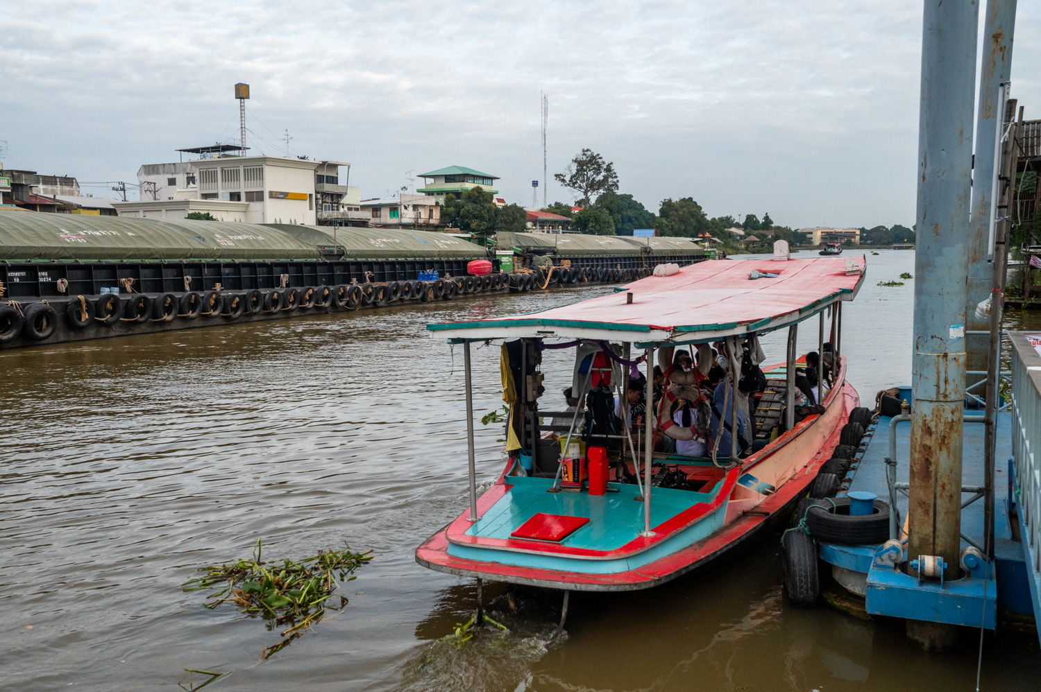 Ayutthaya (20) fähre über den fluss am bahnhof von ayutthaya