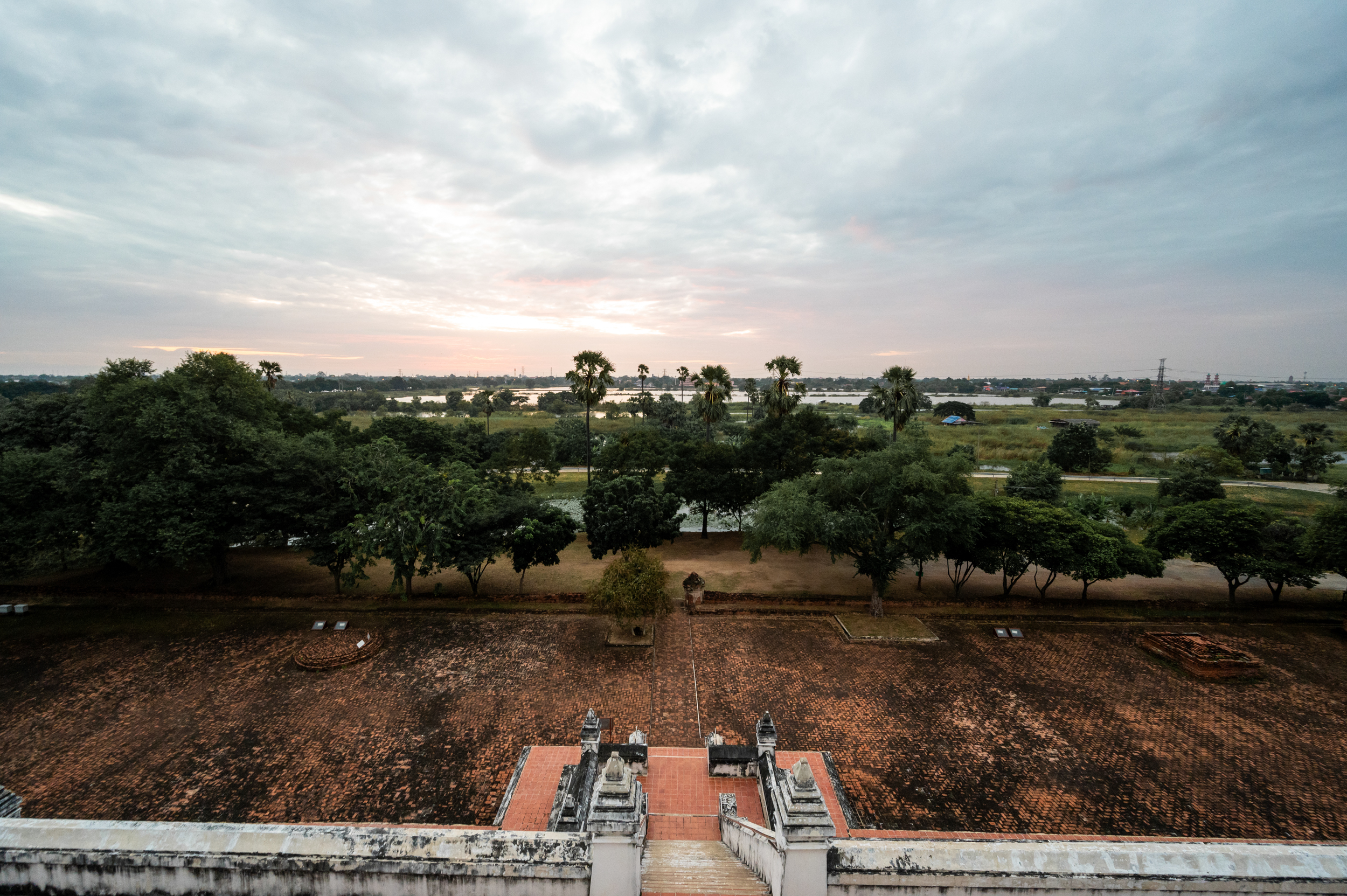 Ayutthaya (24) ausblick zum sonnenaufgang vom Wat Phu Khao Thong