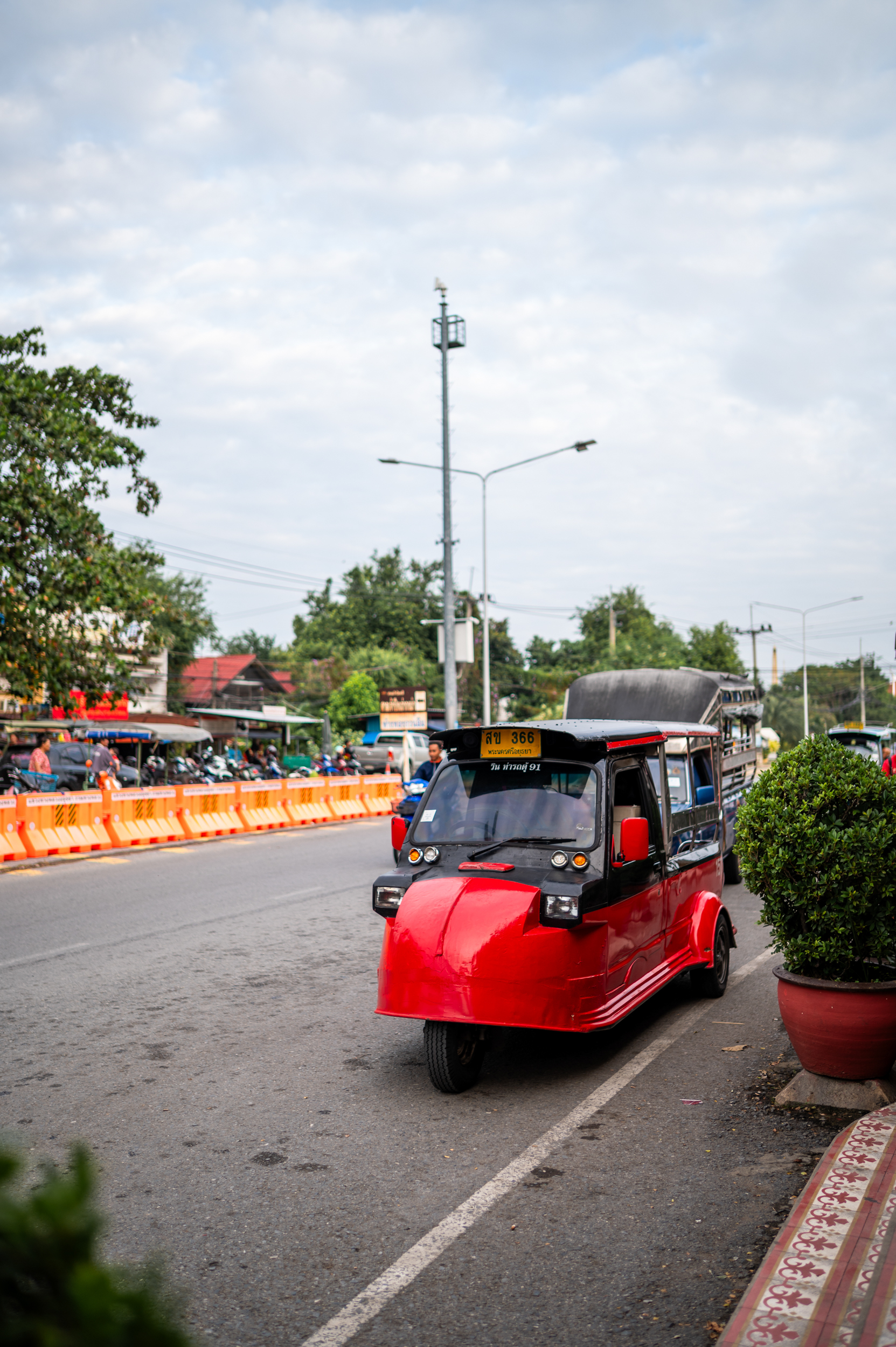 Ayutthaya (28) typisches tuk tuk in ayutthaya am bahnhof