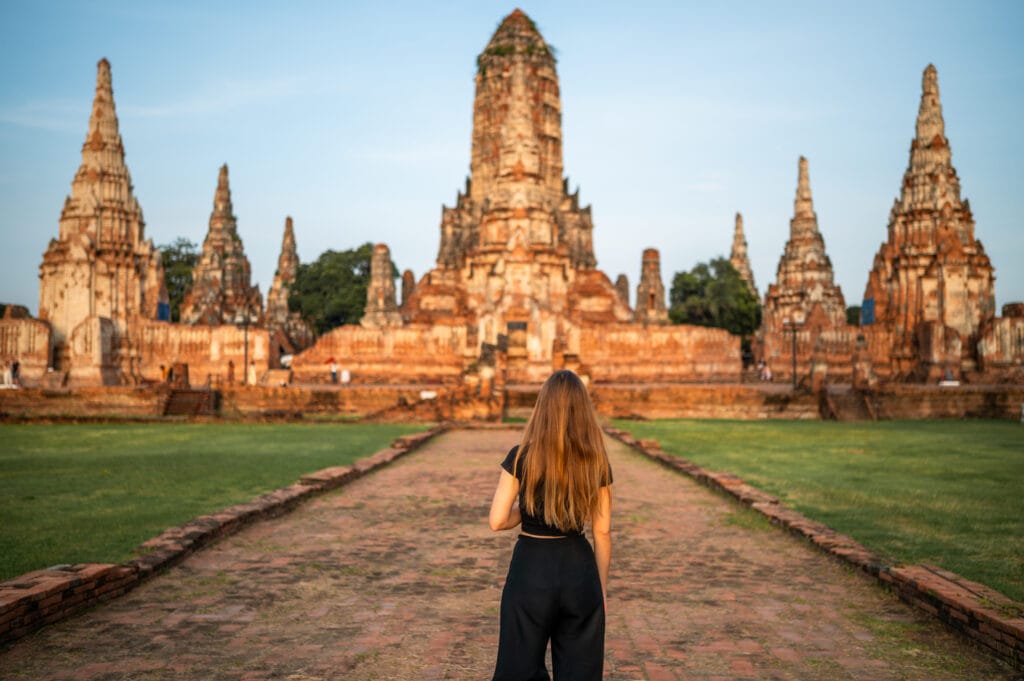 vanessa im Wat Chai Watthanaram zum sonnenuntergang