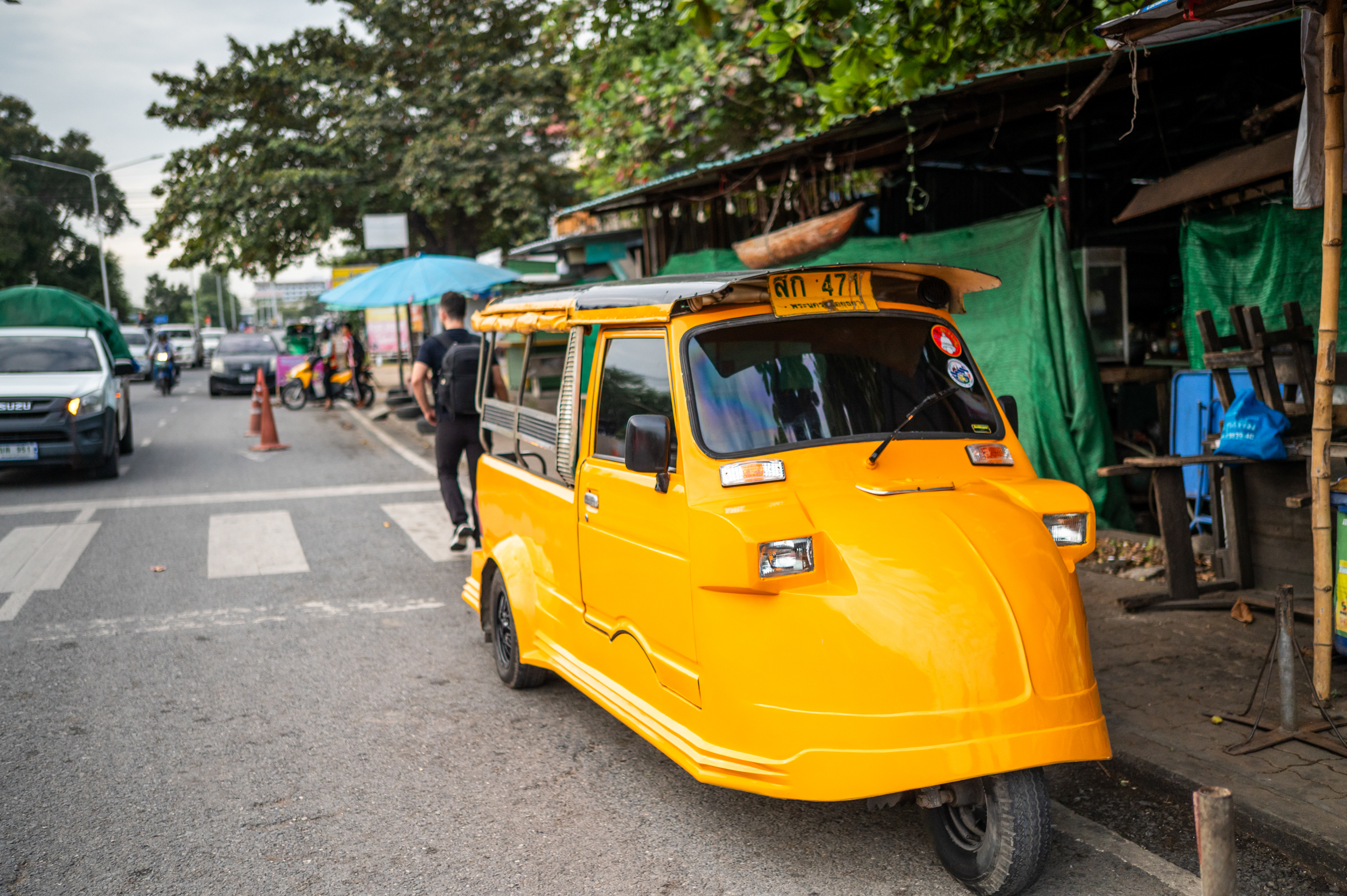 Ayutthaya (31) typisches tuk tuk in ayutthaya wartet am Bahnhof auf Fahrgäste