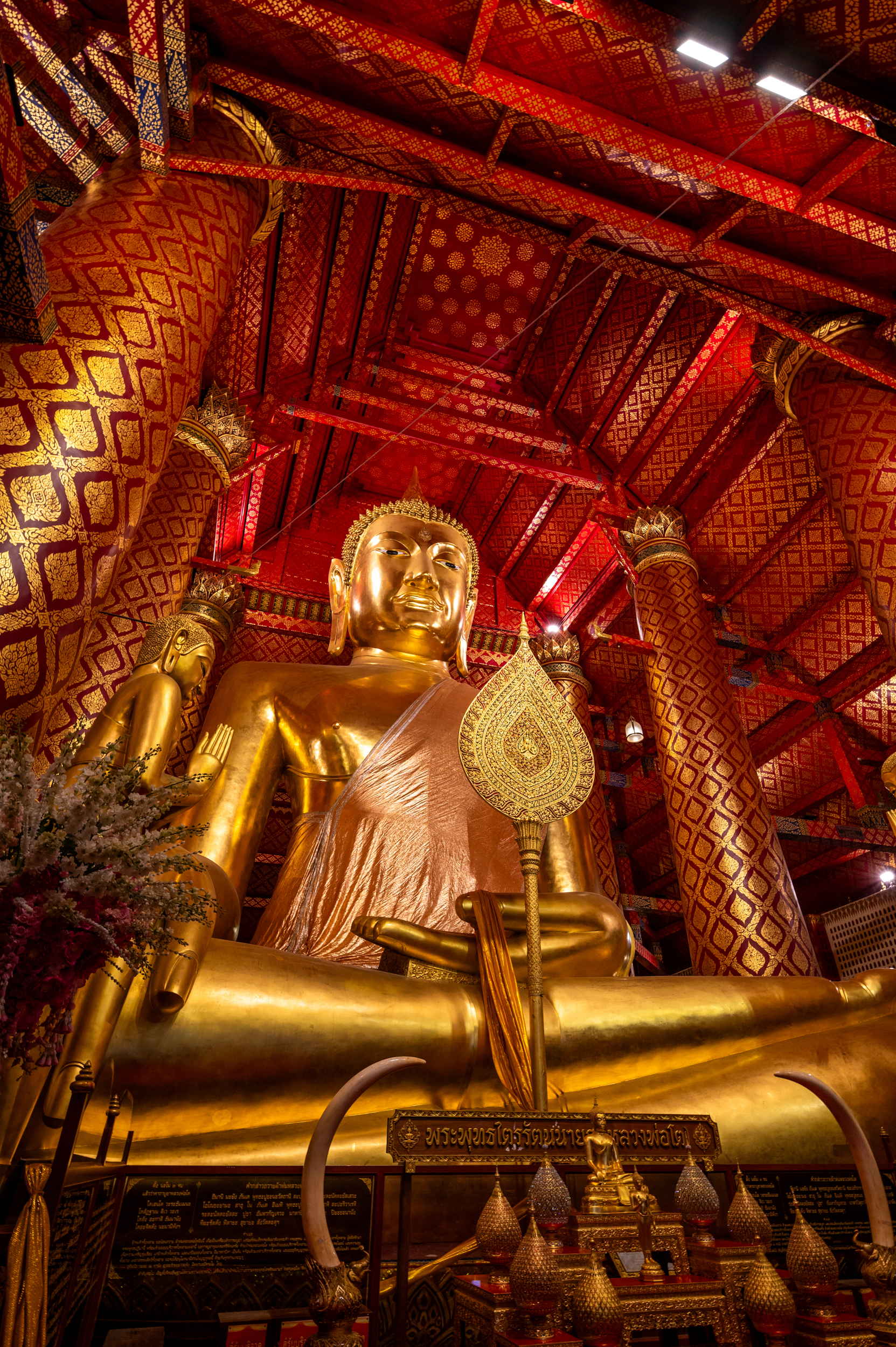 Ayutthaya (35) großer sitzender buddha im Wat Phanan Choeng