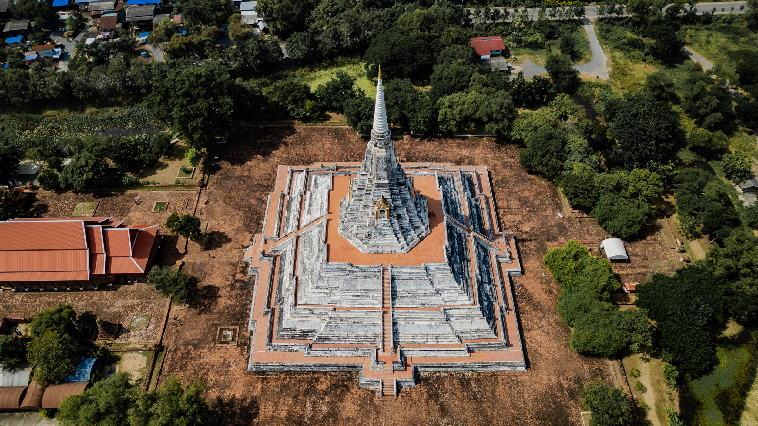 Ayutthaya (45) Alex hat den Wat Phu Khao Thong mit unserer Drohne fotografiert