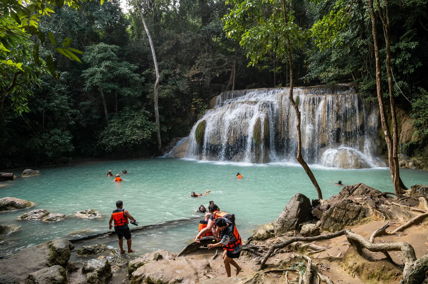 Baden am Erawan Wasserfall Touristen baden am Erawan Wasserfall
