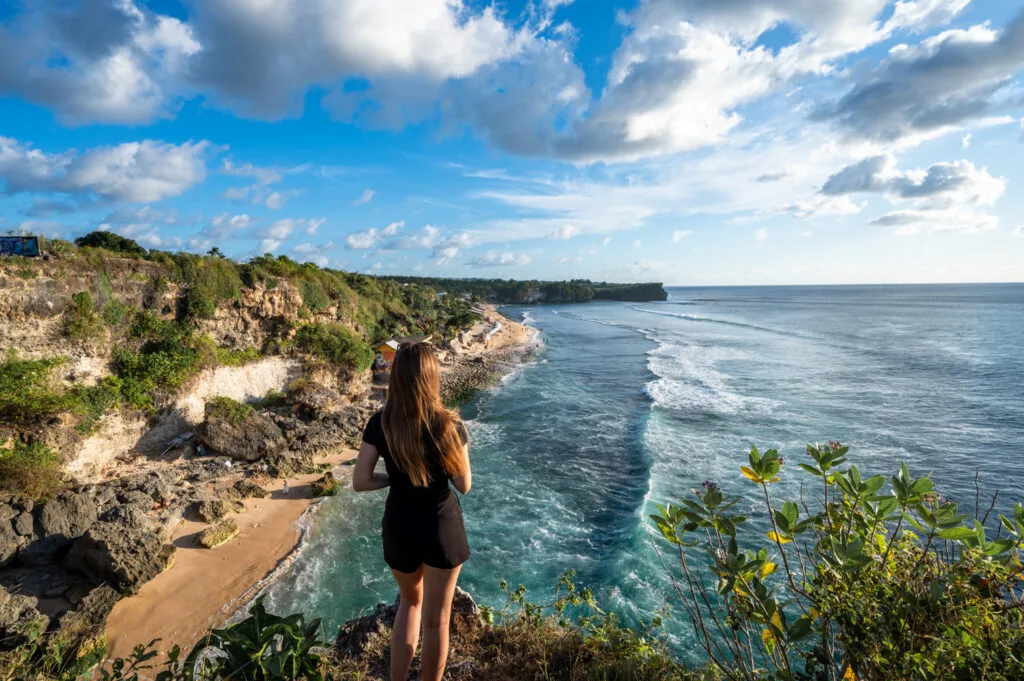 Vanessa am Balangan Beach Cliff zum Sonnenuntergang