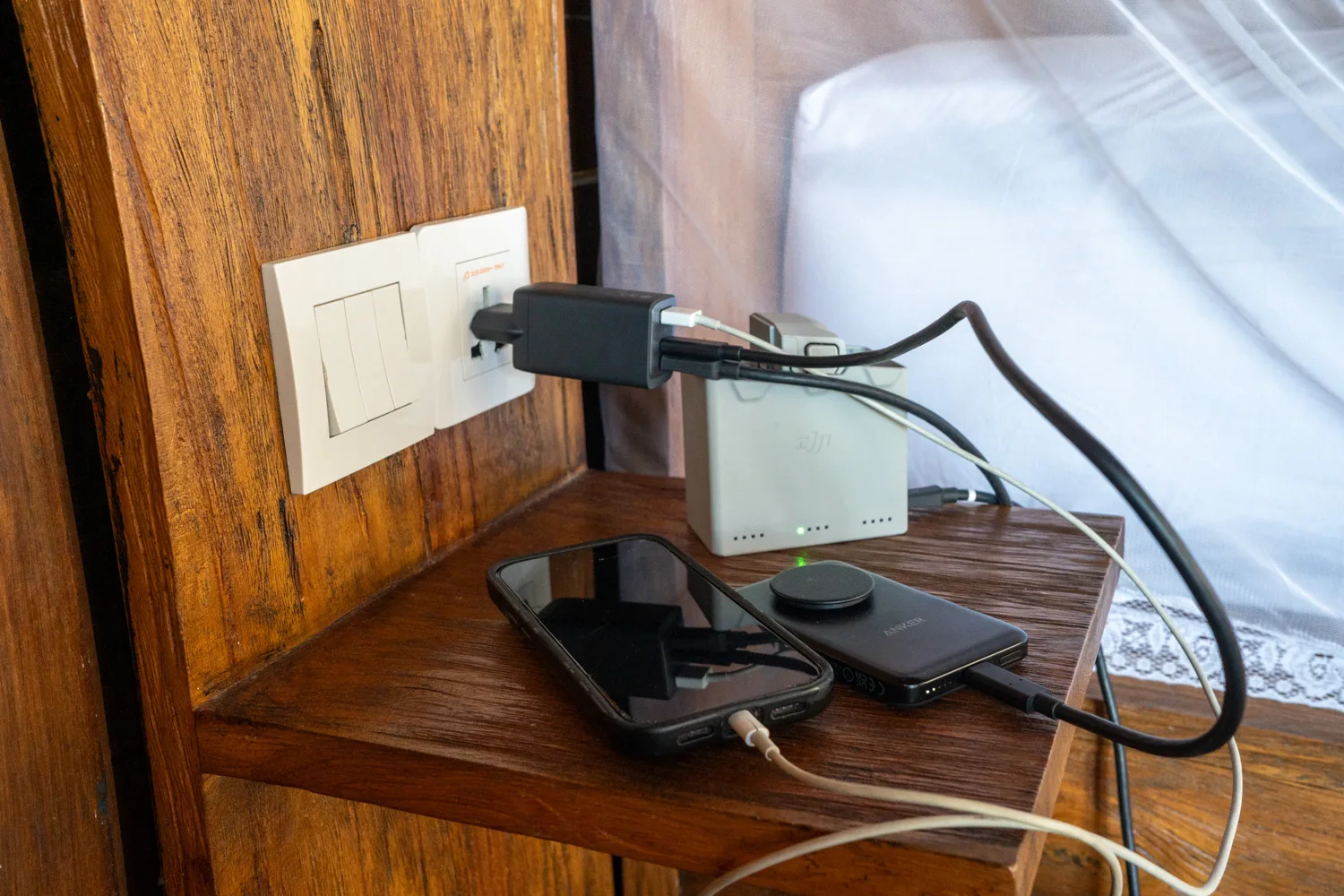 Ladegerät steckt ohne Adapter in einer Steckdose auf Bali in Indonesien