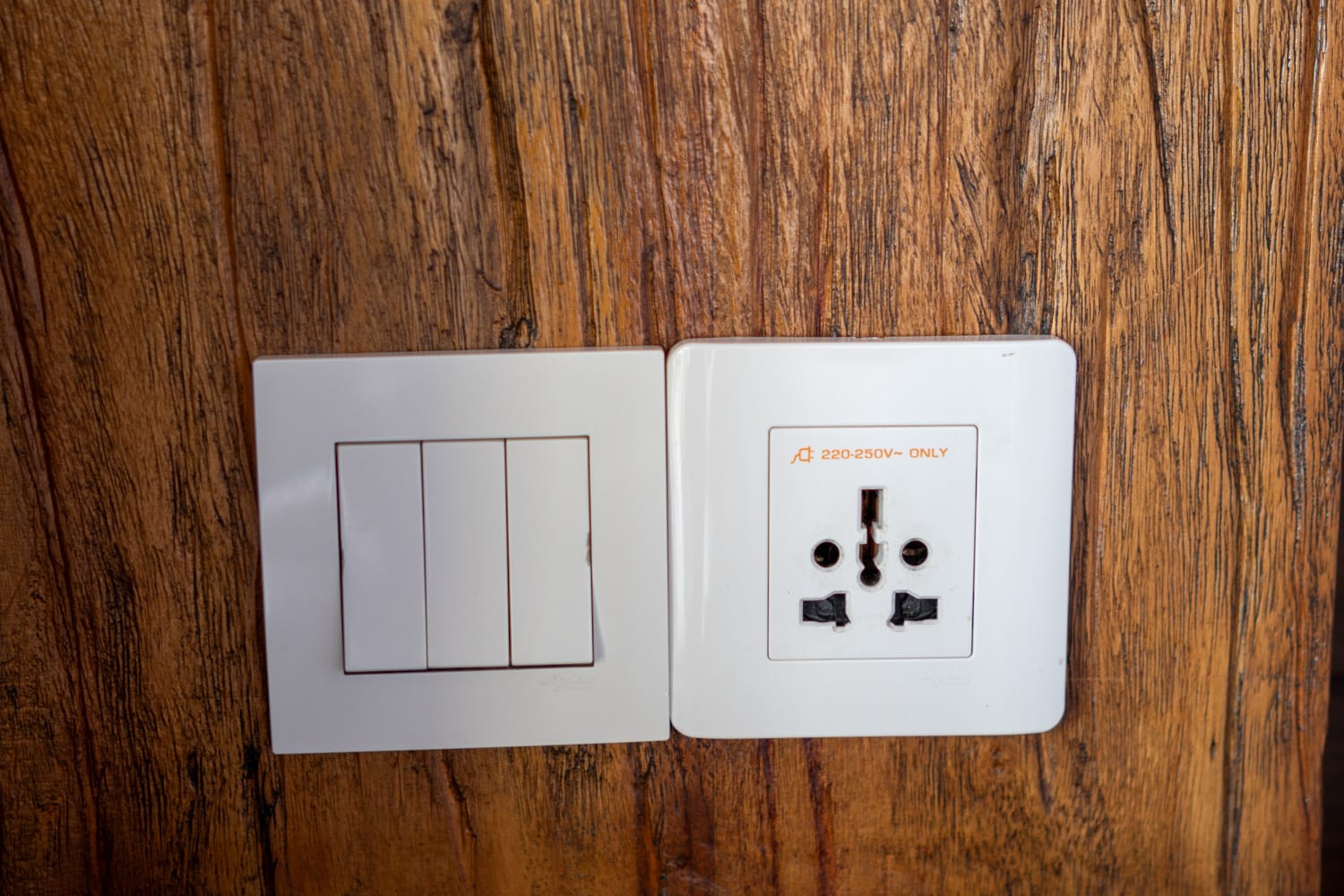 Universalsteckdose auf Bali in Indonesien