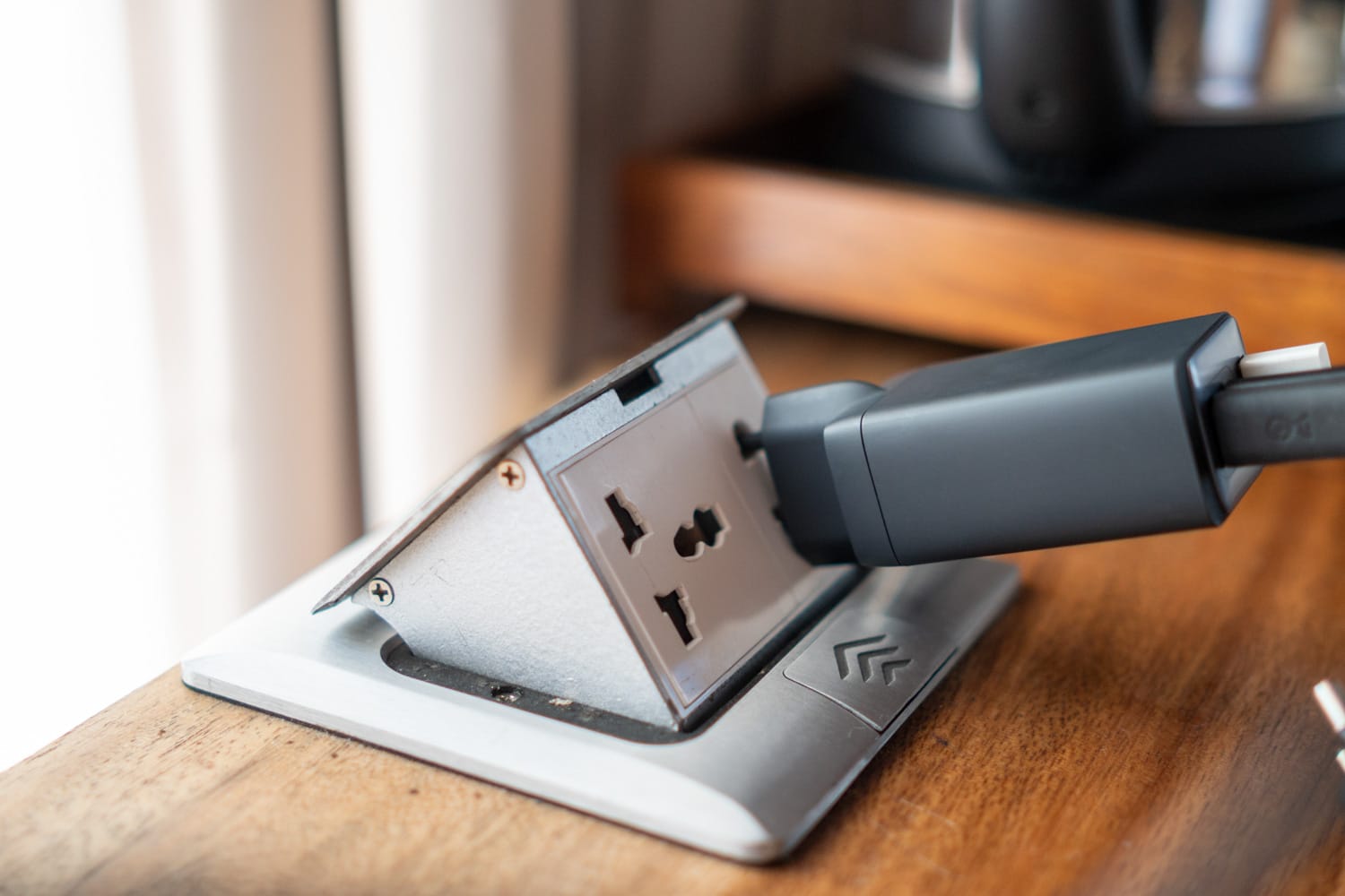 Ladegerät sitzt locker in einer alten Steckdose auf Bali in Indonesien