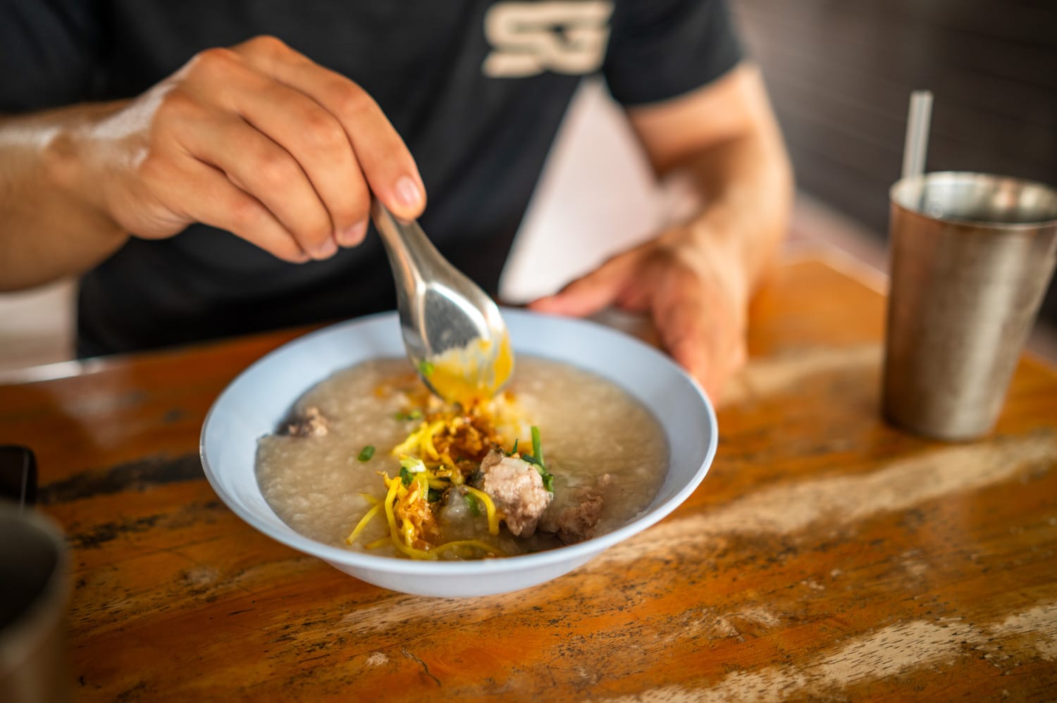 Ban Tai 1 Rice and Curry Kitchen Joke Nils Alexander Kemna isst Joke Reissuppe im Ban Tai 1 Restaurant auf Koh Samui