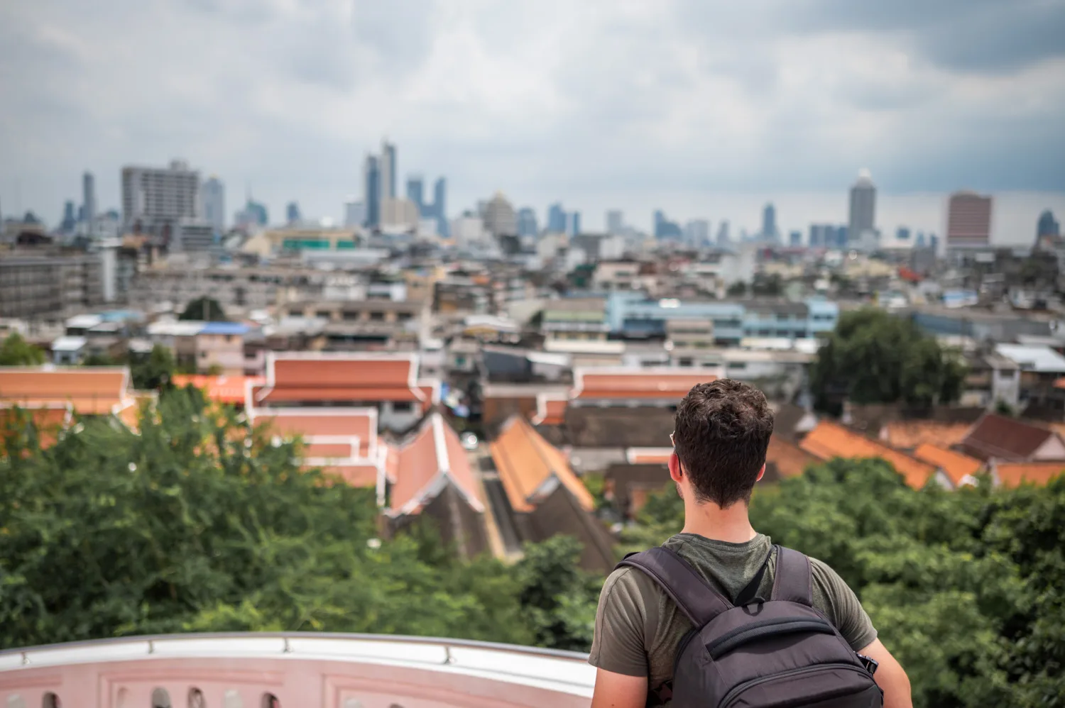 Nils Alexander Kemna blickt vom Wat Saket auf Bangkoks Altstadt
