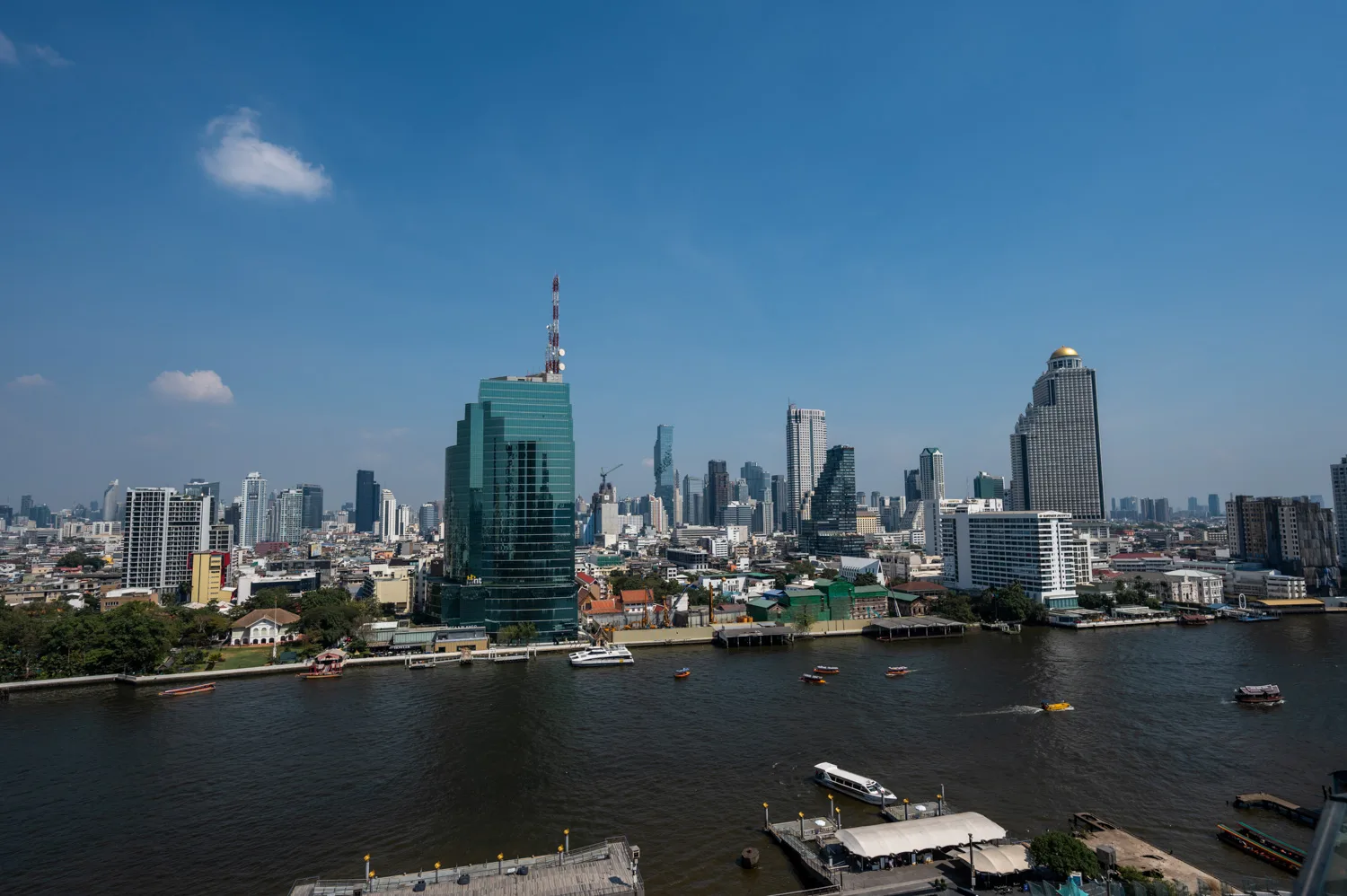 Ausblick von Icon Siam auf den Fluss Chao Phraya und die Skyline an Bangkoks Riverside