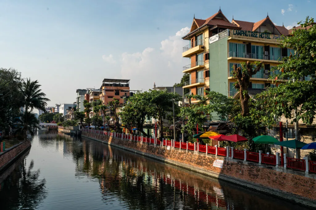 Khlong im Bangkoker Viertel Bang Lamphu