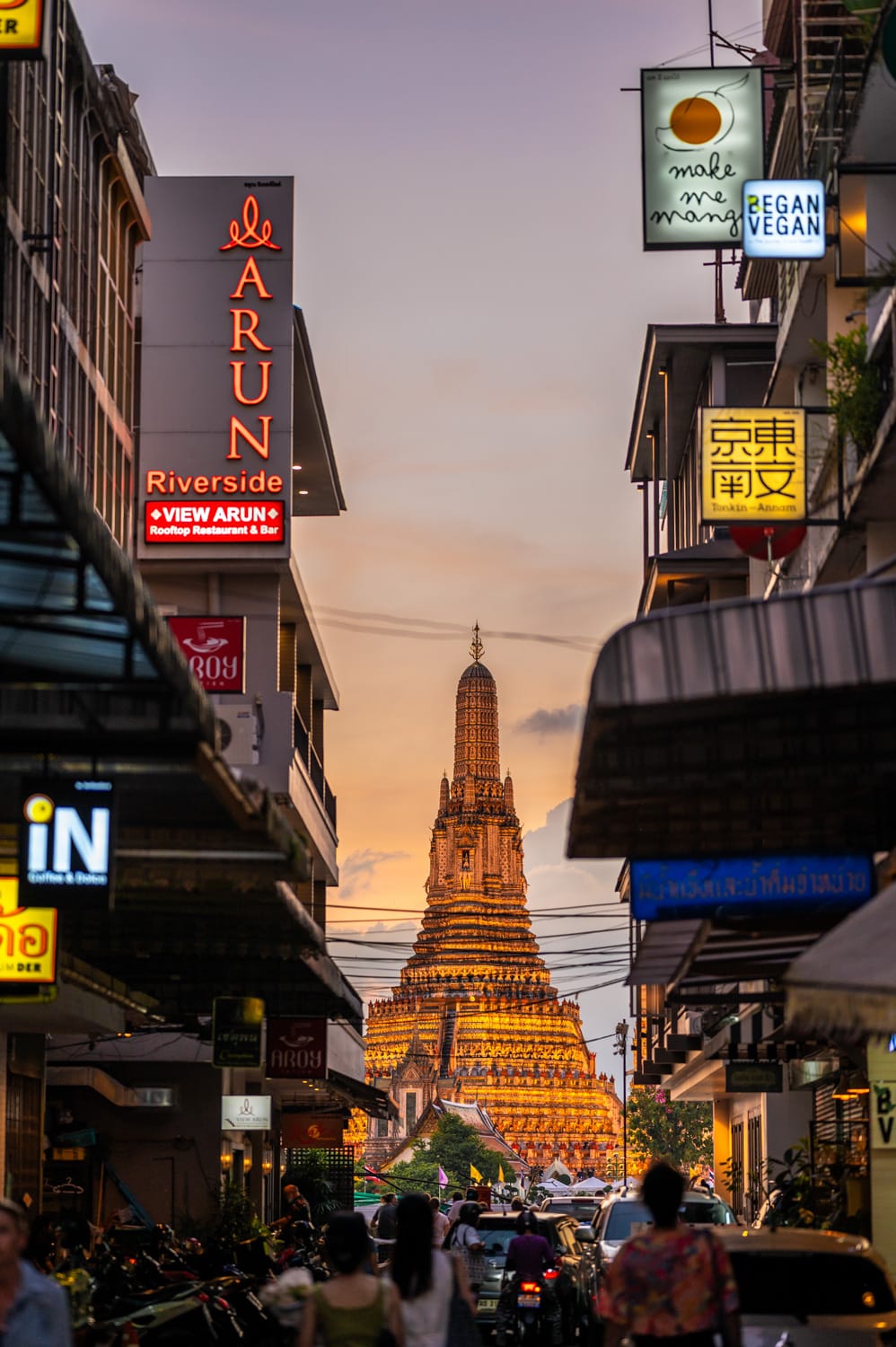 Bangkok Hotel Empfehlungen (25) Blick durch eine Gasse auf den beleuchteten Wat Arun
