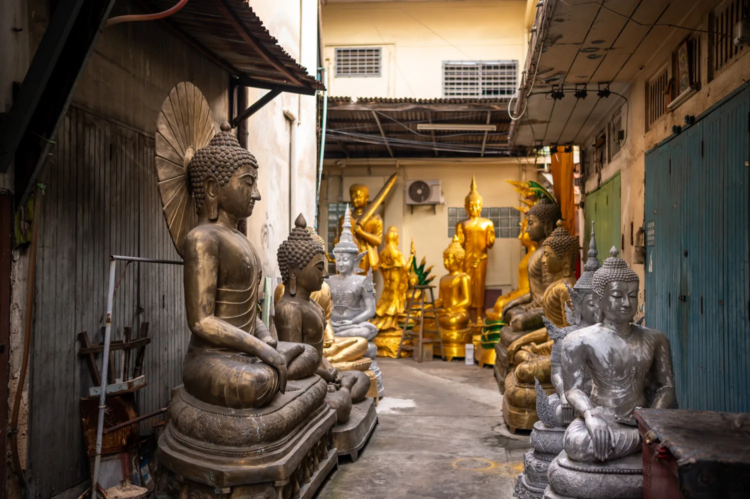 Gasse mit Buddhas in Bangkoks Altstadt